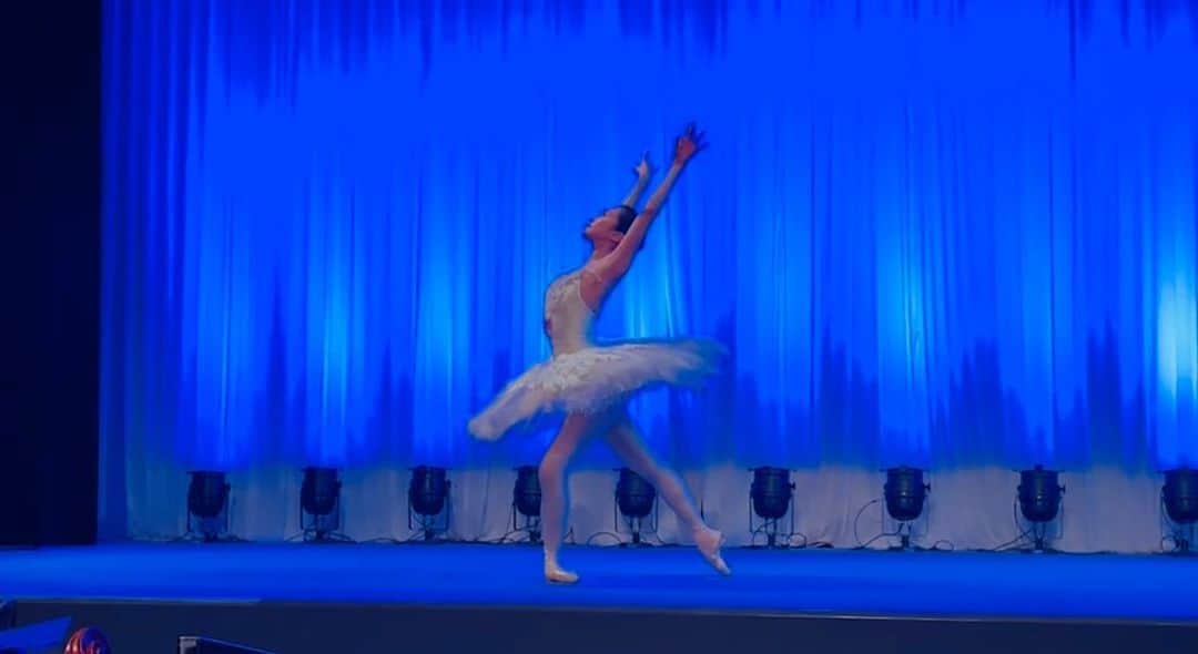井脇幸江のインスタグラム：「今日はとある場所で『瀕死の白鳥』を。  これはオケリハの写真🎵 そう❗️生演奏で踊れるのです🎉  私の中でこの瀕死は、毎回違うアプローチで、様々な想いを表現してみたいと考えている楽曲🦢  衣装も、私だけの宝物✨ @yuki_wardrobe   #Ballet #Dancer #バレエ #バレエダンサー #芸術 #芸術観賞 #舞台 #stage #トスカ #大人 #美の世界 #四ッ谷 #Iwaki Ballet Company #IBC #バレエスタジオ #バレエ教師 #バレエ教室 #美しい #楽しい #人生 # 健康 #東京 #井脇幸江」
