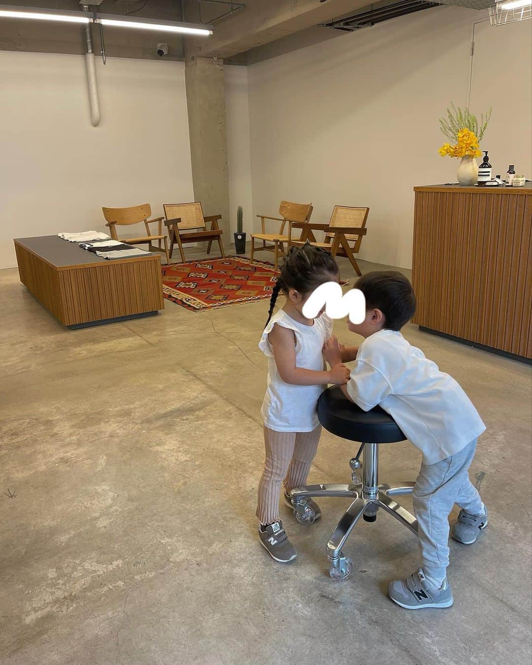 藤田ななみのインスタグラム：「STILL LIGHTS💡 無事にopenいたしました💐 私も内装の打ち合わせから 参加させていただきましたが、 自分の好きを、イメージを、 伝えること形にすることって とても難しいことですが こんなにも素敵なお店になって 感動しております✨ かずまの想いがたっぷり詰まったお店、 本当におめでとう㊗️ 皆様、遊びにきてください♡ ㅤㅤㅤㅤㅤㅤㅤㅤㅤㅤㅤㅤㅤ @stilllights_」
