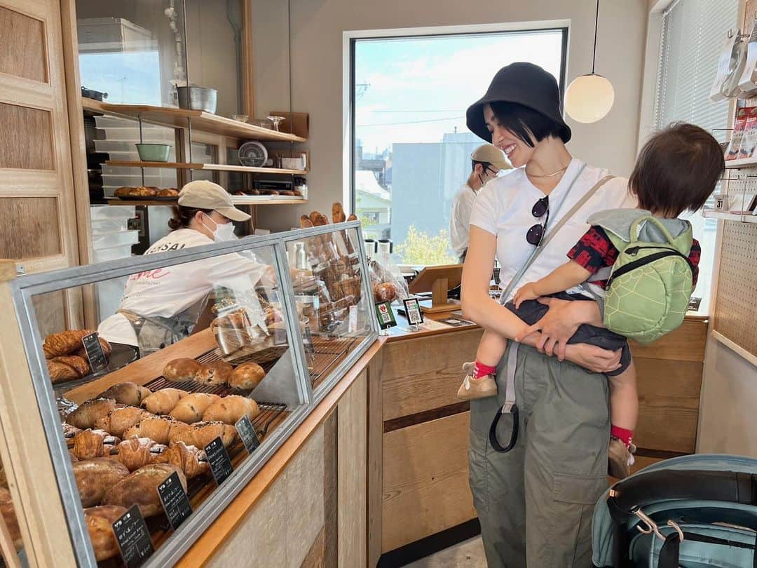 MARIEさんのインスタグラム写真 - (MARIEInstagram)「えりさんと下北沢のヴィーガンパン屋さん @universalbakes_nicome  でモーニングをしてから公園で一緒に遊んだ日🛝 ⁡ もう暴れん坊すぎて子連れでカフェなんて 全然行けないけど、ここはテラス席が広くて ゆったり座れてパンもゆっくり食べられて最高！ えりさん @eri_mtsm0215 おすすめの 青さ塩バターパンが美味しすぎて、 ほとんど仁に食べられた🤣 ハムっとしてる顔がかわいい〜 ⁡ えりさんが自然な親子写真を沢山 撮ってくれて嬉しいから、載せちゃう🤍  #ヴィーガンパン#ヴィーガンパン屋#パン屋さん巡り#ヴィーガンカフェ#下北沢パン屋#下北沢カフェ#子連れカフェ東京」6月4日 19時41分 - marie.328