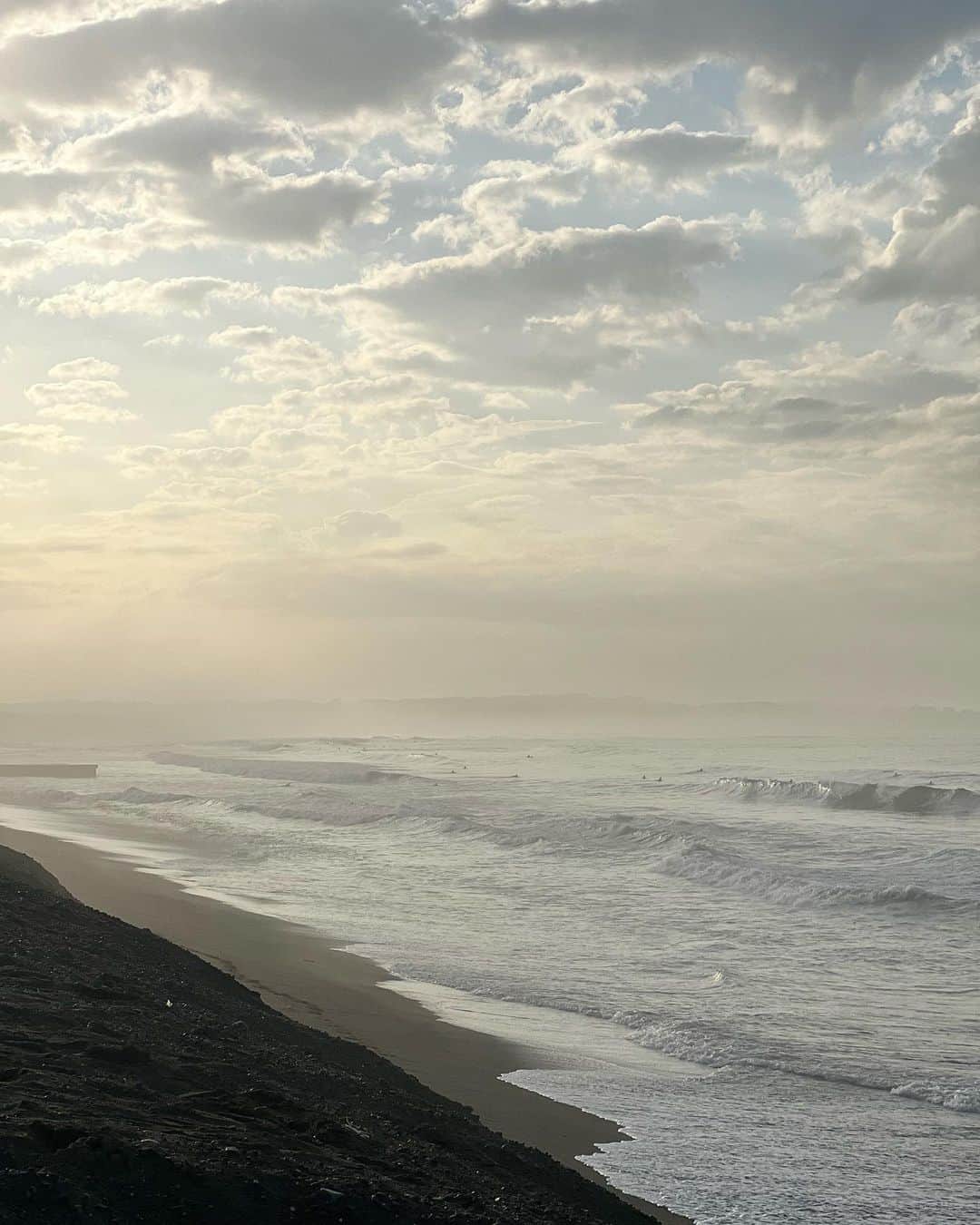 hiromi hashimotoのインスタグラム：「少しづつ日常に馴染んできた朝の散歩。走って、ストレッチして、砂浜に座ってボーッとする。最高に気持ちいいんだ〜」