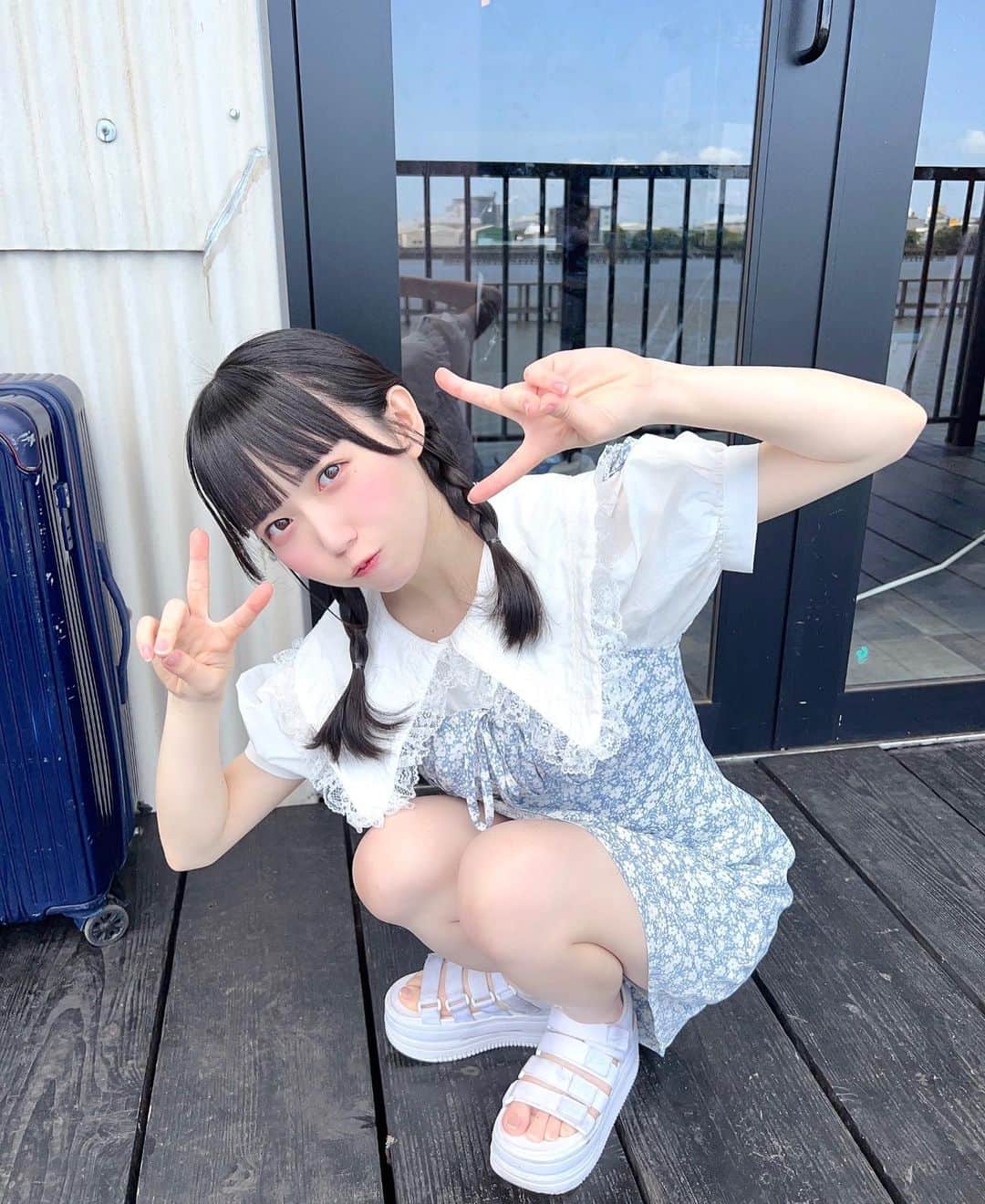 のインスタグラム：「夏だいすき〜  #ブルベ夏 #夏コーデ #夏服コーデ #三つ編みアレンジ #三つ編み #黒髪 #ヘアアレンジ簡単 #grl購入品 #grl #shein購入品 #サンダルコーデ」