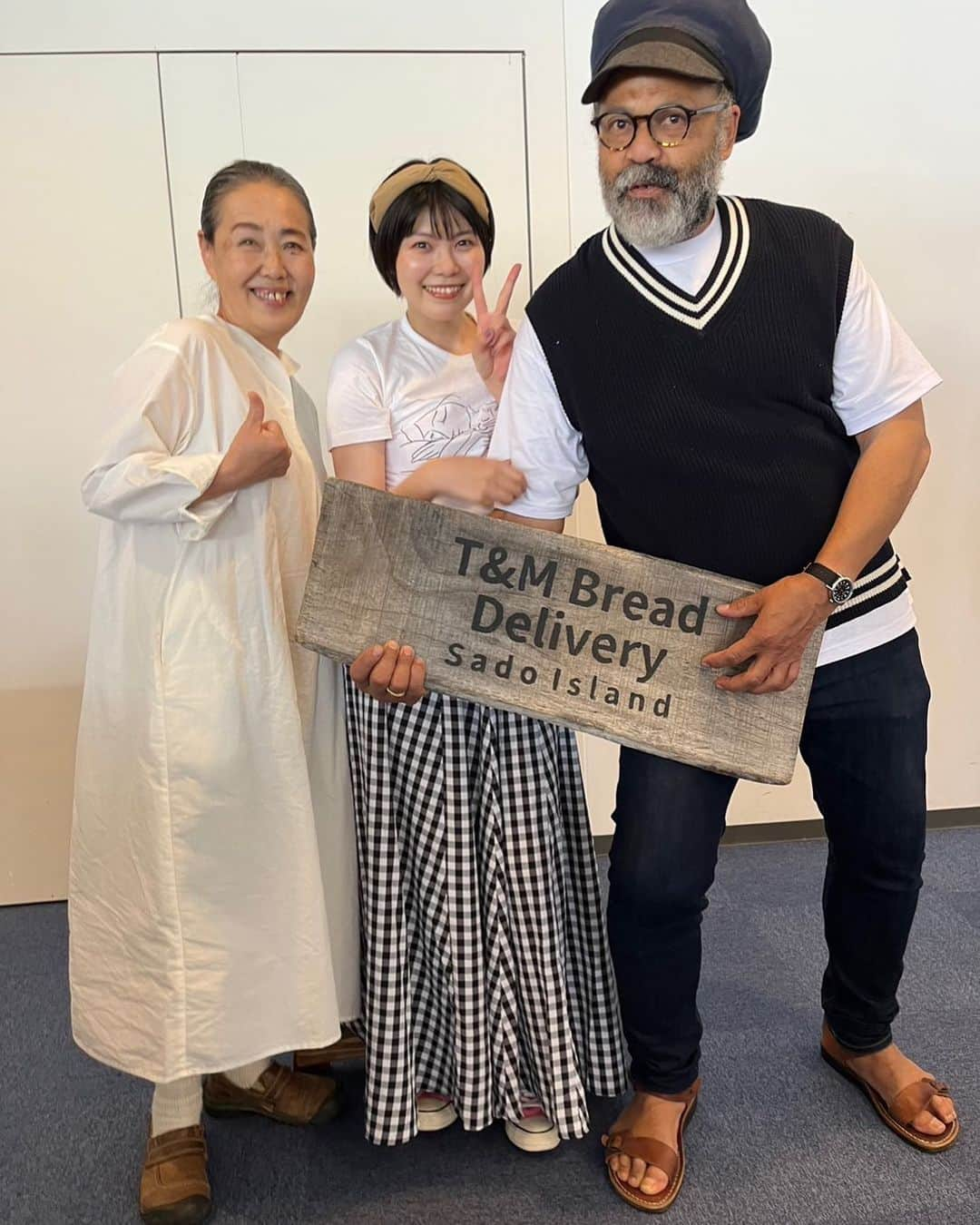 Megu のインスタグラム：「｢T&M Bread Delivery Sado Island｣の マーカスご夫妻にも お会いできました🥹🩵 ユニクロのCMに出ていた お2人が素敵すぎる❣️ めちゃんこうれしい日でした！！！ 奥様は6.3生まれでおんなじ お誕生日ということで嬉しい偶然😆  また佐渡に行った時に いきますねーー🥰✨  #tmbreaddeliverysadoisland  #マーカスのパン屋  #マーカス さん #佐渡 #佐渡島 #佐渡グルメ #いとしげな佐渡」