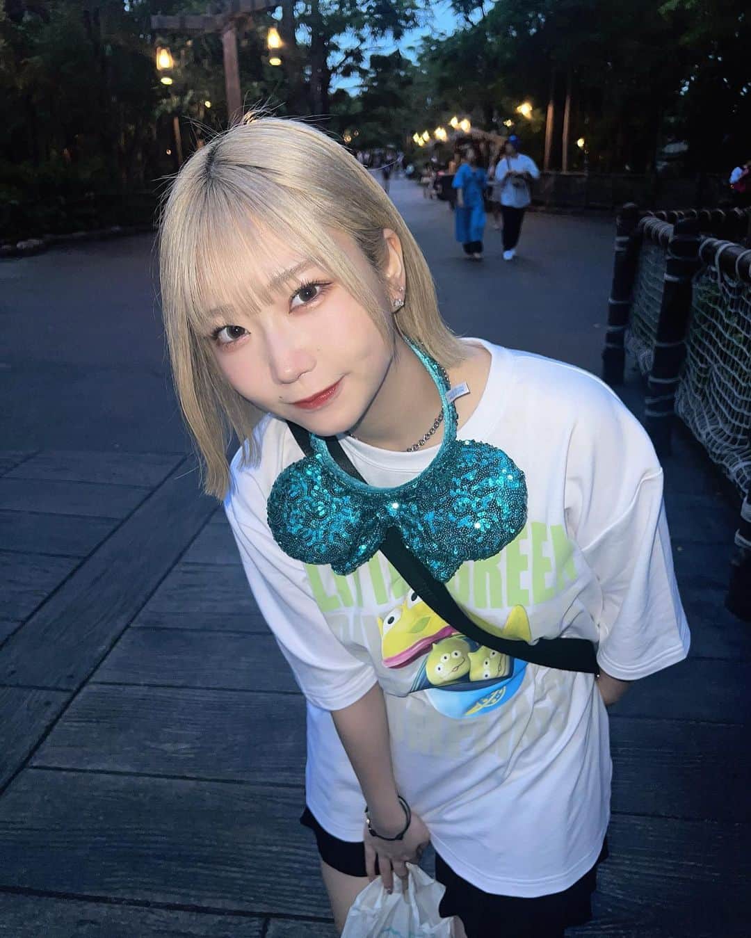 のインスタグラム：「デート感？？  🦖🦖🦖  カチューシャつけとったら、頭痛くなるけん、気づいたら首にかけてる  #ディズニー #ディズニーシー #ディズニーカチューシャ #disney #ディズニーコーデ #ハイトーンボブ #ハイトーンカラー #切りっぱなしボブ #ボブ #金髪 #金髪ボブ #ヘアアレンジ #外ハネ #ボブヘアアレンジ  #japanesegirl #japantrip #disneyjapan」