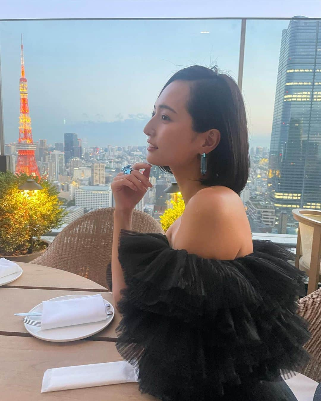 山賀琴子さんのインスタグラム写真 - (山賀琴子Instagram)「Last night with my girls🍾🥂🌃💫💛  エディションのテラス席で大好きな友達の結婚おめでとうパーティー✨ たくさん飲んで笑って最高な時間だった☺️」6月4日 19時49分 - kotokoyamaga