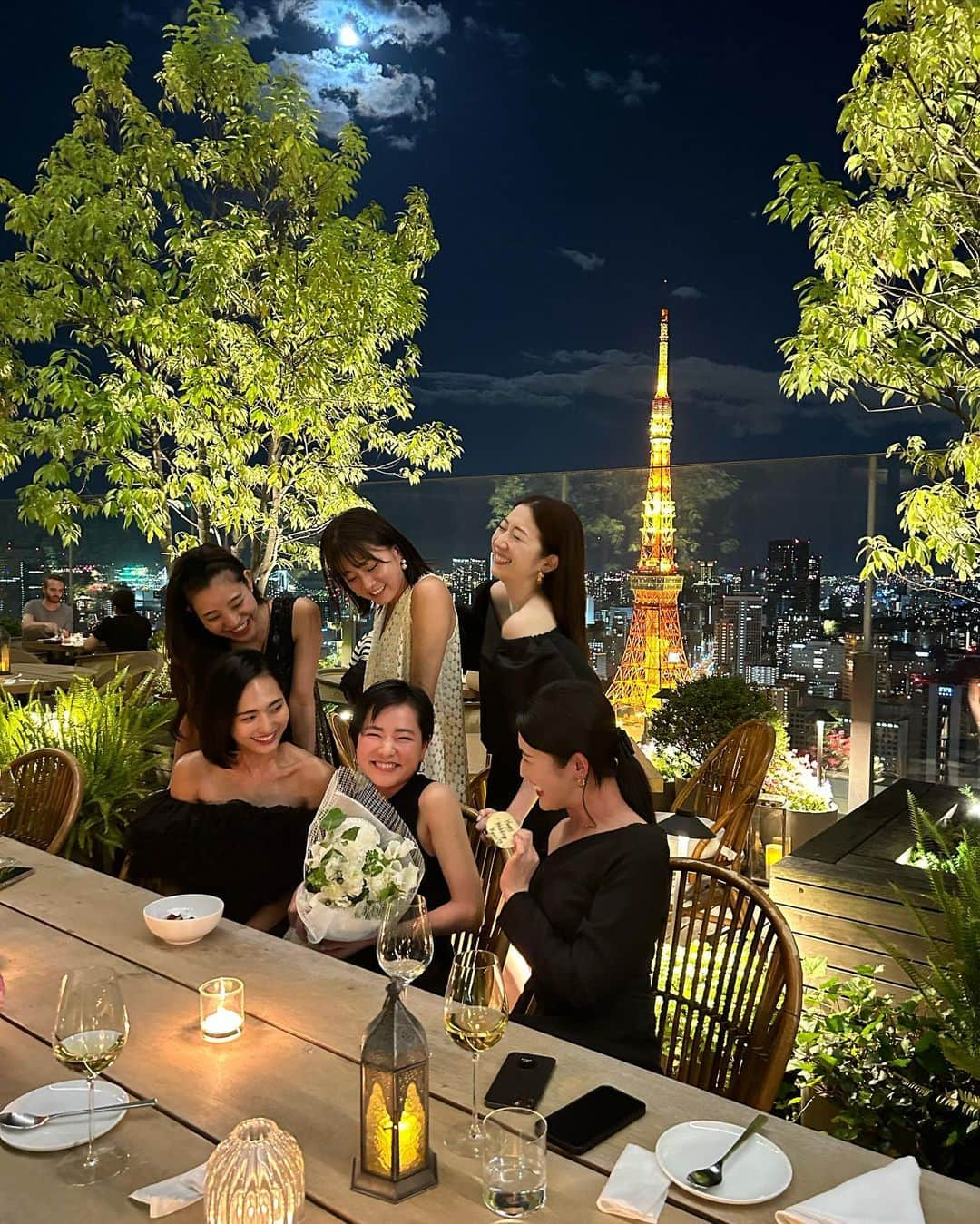 山賀琴子さんのインスタグラム写真 - (山賀琴子Instagram)「Last night with my girls🍾🥂🌃💫💛  エディションのテラス席で大好きな友達の結婚おめでとうパーティー✨ たくさん飲んで笑って最高な時間だった☺️」6月4日 19時49分 - kotokoyamaga