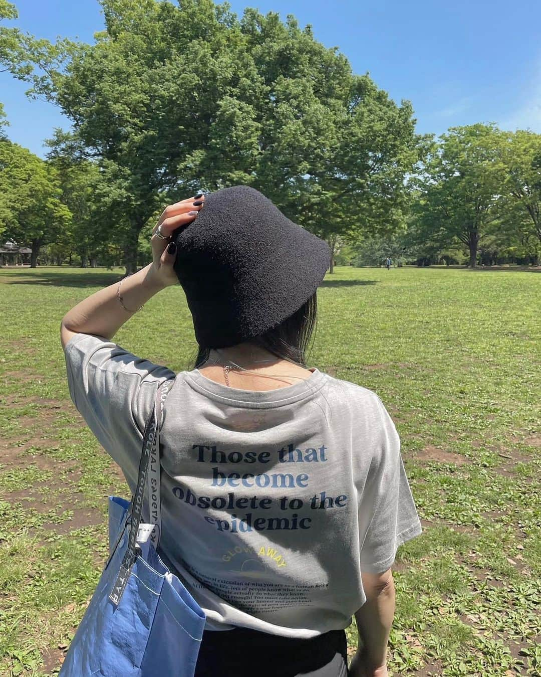 LAKOLE / ラコレさんのインスタグラム写真 - (LAKOLE / ラコレInstagram)「. #LAKOLE_WOMENS ロゴのデザインがアクセントになったTシャツ。 フロントプリントとバックプリントの2色ずつをご用意しております。 身頃は締め付けもなくゆったりと、お尻にかかる安心感のある長さなので合わせるボトムも選ばずスタイリングできます。 ⁡ ✔︎ ポップグラフィックTEE (199390) ¥2,860 tax in ⁡ ⁡ #LAKOLE #ラコレ #あたりまえを素敵に #Tシャツ #Tシャツコーデ #Tシャツスタイル #ロゴT #ロゴTシャツ #デザインTシャツ #アウトドアコーデ #レジャーコーデ #夏コーデ #コスパ #プチプラ #プチプラコーデ #プチプラ高見えコーデ #プチプラスタイル #カジュアルコーデ #プチプラファッション #womens」6月4日 19時50分 - lakole_official