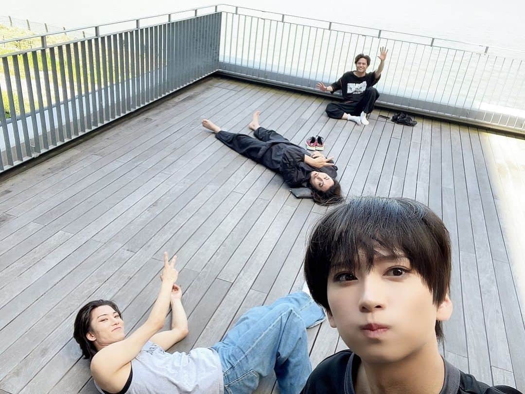 のインスタグラム：「ヒプステ　《Rep LIVE side D.H》 大阪全5公演が終わりました〜！ 福岡もそうだったけどどの公演もとんでもなく盛り上がって最高でした☺️ みんなありがとう！！🎤  どついたれ本舗として、簓としてみんなと暴れられてめちゃくちゃ楽しかった！！！  次は一ヶ月半後の横浜と、少し空いちゃうんだけど 横浜でも大いに楽しみましょーねっ！🎤  写真は、楽屋にウッドデッキなるものがあったので休憩中のみんなと、 良い景色。」