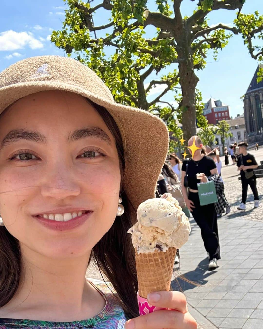 加藤ジーナのインスタグラム：「オランダ街歩き🦒💗  歩いているとアイスが食べたくなる季節になりました〜🌞🍦💕 街のアイス屋さんで食べるのはこれが初めて！！！ 今まで寒すぎてアイス大好き星人の私も手が出なかった🤣 最高の季節の到来に乾杯〜🥂✨  寒くて暗い冬は街に全然人がいないんだけど 暖かくなってきてから人出も多くなってきました〜☺️✨  最近街を歩いてて思うのは オランダ人はジーンズばっかり履いてる！ スカートやワンピース着てる人は大体観光客ね！ ジーンズ暑くないのかな？🤔  #オランダ生活 #オランダ移住 #オランダ暮らし #ヨーロッパの街並み #街歩き #海外移住 #ヨーロッパ移住 #海外移住女子 #アイスが主食」