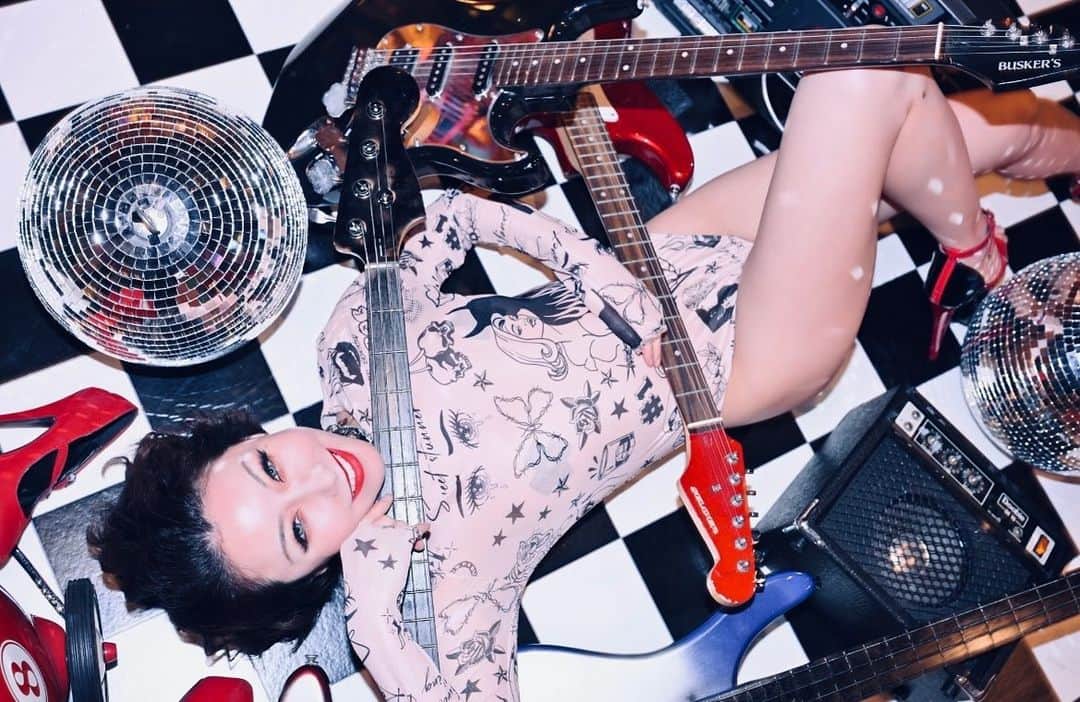 Rilyのインスタグラム：「今週もラストですね🪩✨ ． 今夜はバーレスク東京2.3部出演です🎸⚡️⚡️ 日曜日バーレスク東京楽しみまshow💋💋 ． ． ． #バーレスク東京#スーパーバーレスク東京 #burlesquetokyo#partyon#partyontokyo  #show#showgirl#dance#pole#poledance #nightclub#roppongi#六本木 #partyon#partyontokyo  #エンタメ活動を止めない」