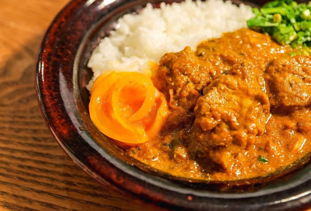 印度カリー子のインスタグラム：「【レシピ】新玉ねぎのアチャール  カレーの副菜は絶対これ。  切って、漬けるだけ。  材料（2〜3人分） ・新玉ねぎ　1個（200g） ・塩　小さじ1/2 ・レモン汁　大さじ1 ・砂糖　小さじ1  スパイス ・パプリカパウダー　小さじ1 ・コリアンダー　小さじ1/2 ・ターメリック　小さじ1/4弱 ・チリペッパー　小さじ1/4弱（なくてもOK）  作り方 ①新玉ねぎは5mm厚に切る ②残りの材料をポリ袋でよく混ぜて5時間以上置く  ★詳しい作り方はYouTube『印度カリー子　新玉ねぎ』でチェック😎」
