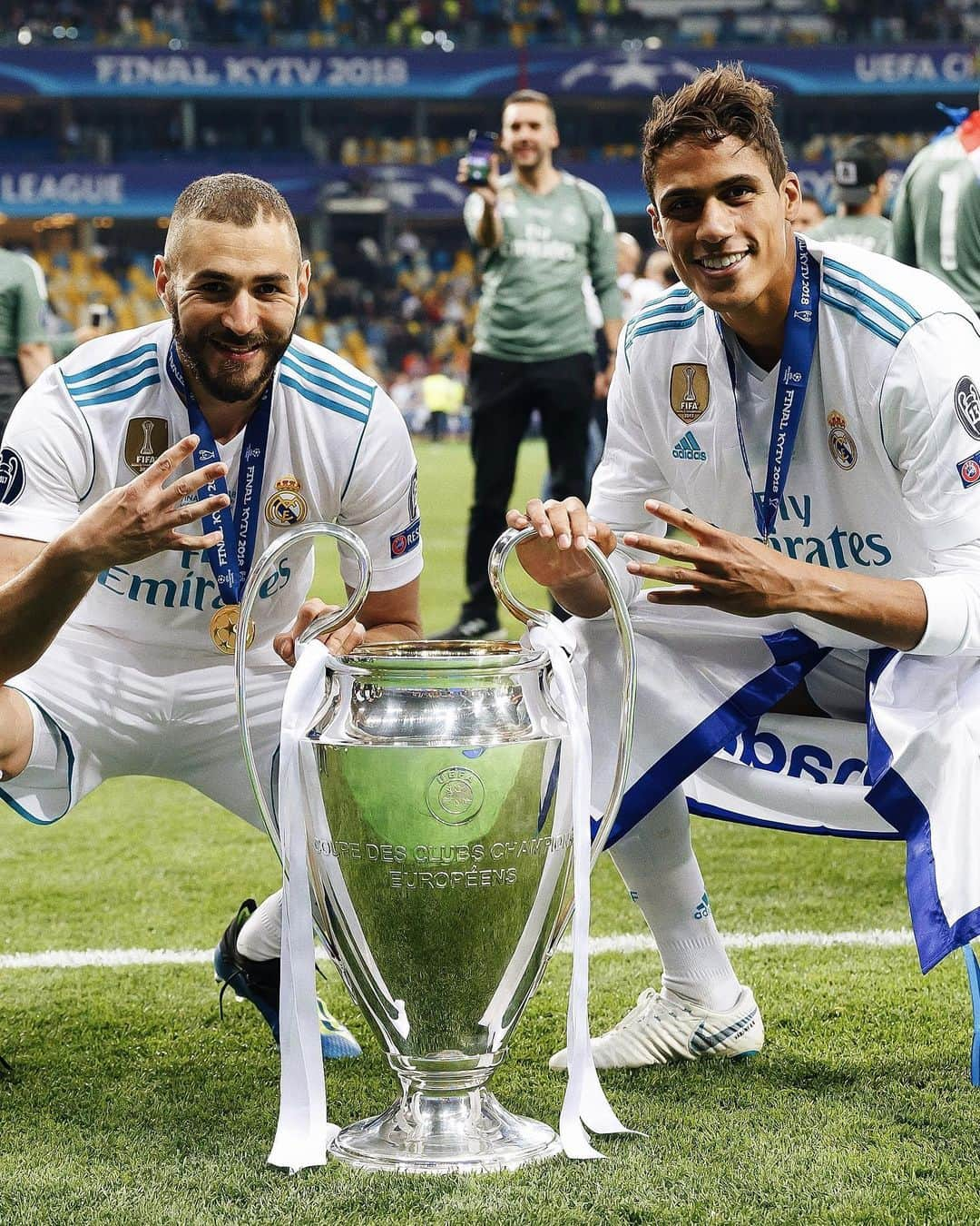 ラファエル・ヴァラーヌのインスタグラム：「Goals, memories, trophies and respect. One word above all... Legend. Good luck in your next chapter, frérot 🤍 @karimbenzema」