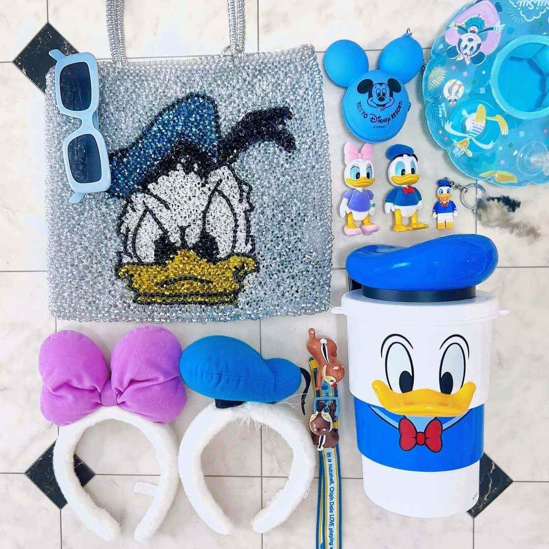 中島奈津希のインスタグラム：「🛟⚓️💙💜 ⁡ ⁡ ⁡ 6/1新発売のドナルドの ☑︎ポップコーンバケット(¥2,600) ⁡ ⁡ ⁡ ⁡ 写真やリールだと見えにくいのだけど 後ろにはセーラーとかわいいお尻が付いてます🤍💙 ⁡ 公式サイトには、 バケット購入時にパークチケットが必要になる場合がある。と記載されていたけど 私たちが買った時は特に確認はなかったよ！ ⁡ ⁡ ⁡ ⁡ ⁡ ⁡ ⁡ そして質問いただいていたキラキラバッグは @anteprima_japan × @disney のバッグ🛟 ドナとデイジーのムッとした表情がかわいすぎる🥹💙💜 グリの時も2人とも気付いてくれて持って行ってよかった🫡💙💜 ⁡ ⁡ 何気におうちの鍵のキーホルダーもドナルドなの🔑💙 ☁️☁️☁️☁️☁️☁️☁️☁️☁️☁️☁️☁️☁️ #disneysisters_jp ←#中島姉妹 ディズニーまとめ👩🏻‍🤝‍👩🏼 @nakajimasisters_jp ←中島姉妹アカウント👩🏻‍🤝‍👩🏼 #東京ディズニーランド #おうちディズニー#置き画#置き画くら部#置き画ディズニー#ドナルドグッズ#ドナデジ」