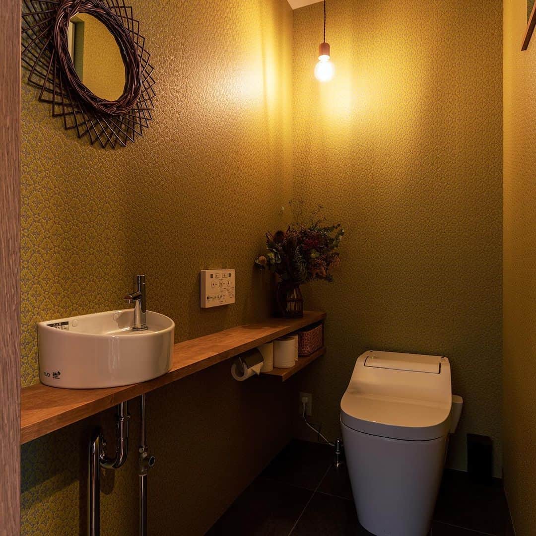 ルポハウス一級建築士事務所さんのインスタグラム写真 - (ルポハウス一級建築士事務所Instagram)「・ ・ ・ 《緑植と共存する家》 Toilet  ダマスク柄の壁に丸い灯りが浮かぶクラシカルな空間です。 ・ ペーパーホルダーや収納をまとめた造作カウンターですっきり。 ・ ・ ・ 担当設計士/赤尾拓人 @takuhito_akao  ・ ・ ・ 𓐌𓐌𓐌𓐌𓐌𓐌𓐌𓐌𓐌𓐌𓐌𓐌𓐌𓐌𓐌𓐌𓐌𓐌  ルポハウスの施工事例はこちらまで☞ @reposhouse  𓐌𓐌𓐌𓐌𓐌𓐌𓐌𓐌𓐌𓐌𓐌𓐌𓐌𓐌𓐌𓐌𓐌𓐌 #ルポハウス は#ちょっとかっこいい家 を"友人のために" という思いでつくっています。 一生に一度の#マイホーム。 「あなたにしかできない」×「ルポハウスだからできる」で、 私たちだけの#家づくり を思いっきり楽しんでみませんか？！ ・ ・ ・ #住宅 #注文住宅 #新築一戸建て #デザイナーズ住宅  #一級建築士事務所 #設計事務所 #滋賀県の設計事務所 #トイレ #トイレインテリア #リリカラクロス #ll5030 #東リフロアタイル #pst2055」6月4日 20時00分 - reposhouse
