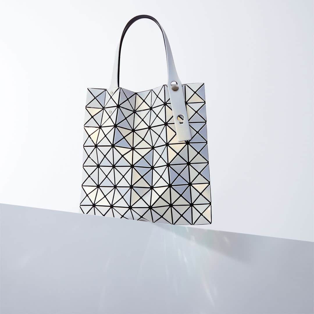 BAO BAO ISSEY MIYAKE Official Instagram accountさんのインスタグラム写真 - (BAO BAO ISSEY MIYAKE Official Instagram accountInstagram)「"PRISM POLARIZATION"  Release Month: June, 2023 *The release month might be different in each country.  #baobaoisseymiyake #baobao #isseymiyake #baobaoisseymiyakeSS23」6月4日 20時00分 - baobaoisseymiyake_official