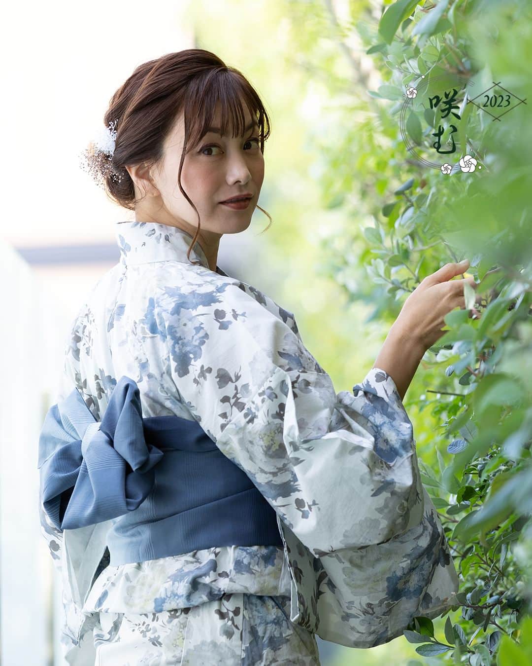 マタニティウェア&授乳服のスウィートマミーのインスタグラム：「咲む×DESINGERS GUILD　のオリジナル浴衣 ご予約受付開始！  世界的に有名な英国王室御用達ブランド「DESIGNERS GUILD　デザイナーズギルド」が スウィートマミーの和装「咲む」とコラボ。 浴衣・兵児帯・腰紐・下駄・着付け説明書の5点セットだから組み合わせに悩まずにご着用いただけます。 生地はさらっと軽やかな肌触りです。  カラーは全部で3色 ・アジサイ　グリーン ・花の滝　ブルー ・白い牡丹と葉　ピンク  花火大会やお祭りなど夏のイベントにぴったりの大人浴衣です♡  こちらの浴衣とお揃いで キッズのデザインもご予約開始いたしました❣ サイズ：100～130㎝ ママとお揃いでお出かけはいかがですか？  ＝＝＝＝＝＝＝＝＝＝＝＝  📢お得情報 新作浴衣発売を記念して、楽天店で50％OFFを実施中✨ 期間：6/4　20:00　～　6/11　1：59まで  レディース浴衣品番：eg23013 キッズ浴衣：sb23015 でご検索ください🔍  とってもお得にゲットできるこの機会をお見逃しなく！  ＝＝＝＝＝＝＝＝＝＝＝＝  #スウィートマミー #sweetmommy #咲む #emu #浴衣 #浴衣女子 #夏まつり #和装女子 #大人女子 #浴衣コーデ #浴衣デート #浴衣コーディネート #花柄浴衣 #花火大会 #花火大会デート #浴衣ヘア」