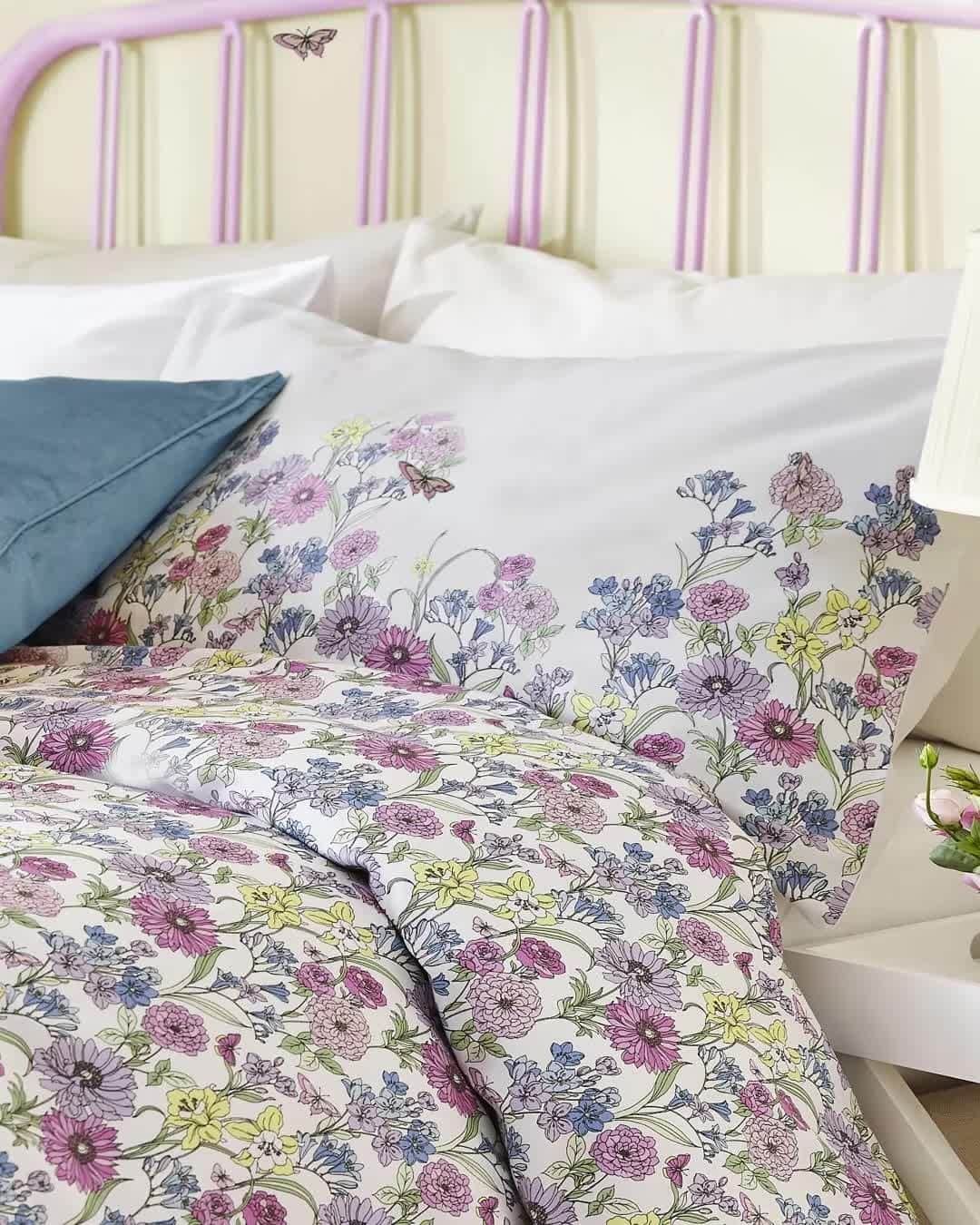 ローラアシュレイのインスタグラム：「Let your bedroom bloom with the new Gilly Duvet Cover and Pillowcase Set. 🌸⁣ ⁣ Inspired by a piece of painted artwork, this charming line-drawn floral design features an abundance of stylised blooms like dahlias, daffodils and delphiniums forming a continuous pattern. Delicate butterflies perch on curling stems in this striking print.⁣ ⁣ Now available on lauraashley.com and @nextofficial」