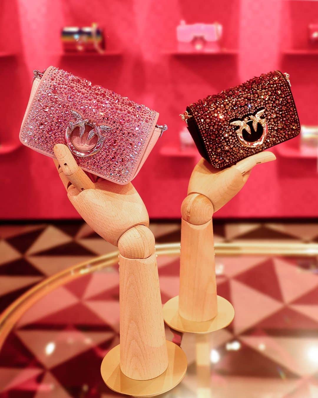 PINKOさんのインスタグラム写真 - (PINKOInstagram)「All that glitters surely belongs to #PINKO Galleria! Can you guess where are we? #SS23 #LoveBag」6月4日 20時00分 - pinkoofficial