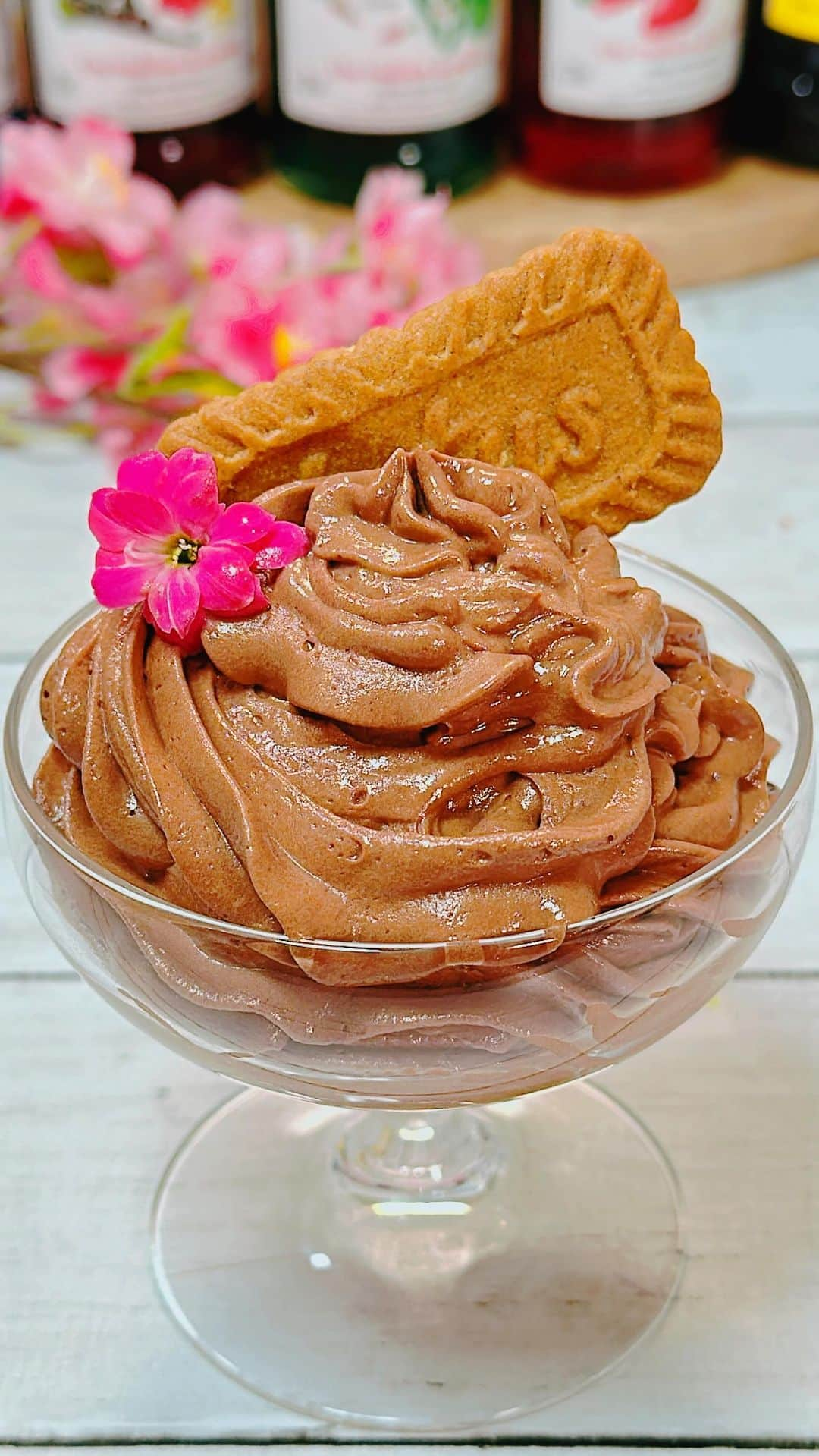 ひろまるのインスタグラム：「材料2つで作るチョコレートムース Chocolate mousse made with 2 ingredients  生クリームと板チョコだけで簡単に出来るチョコムースです。 カルーアを入れると大人の味になります。 優しい甘さのチョコムースを是非作ってみてくださいね。  A chocolate mousse that can be easily made with just fresh cream and a chocolate bar. Adding Kahlua will give it a grown-up taste.  【Ingredients】 150ml heavy cream 120g black chocolate  【材料】 生クリーム 150ml ブラックチョコ 120g   【作り方】 ①ブラックチョコを細かく割って、電子レンジにかけて溶かします。  ②生クリームをミキサーで柔らかい目に泡立てて、①とカルーアを加えて8分立てにします。 ※カルーアは入れなくても大丈夫です。  ③絞り袋に入れてカップに絞ります。 　※ビスケットを入れると美味しいです。  #チョコムース #チョコレートムース #Chocolatemousse #pudding #flanrecipe #チョコレートレシピ #おうちおやつ #簡単スイーツ #チョコムースの作り方 #プリンレシピ #Chocolate #hiromarucooktv」