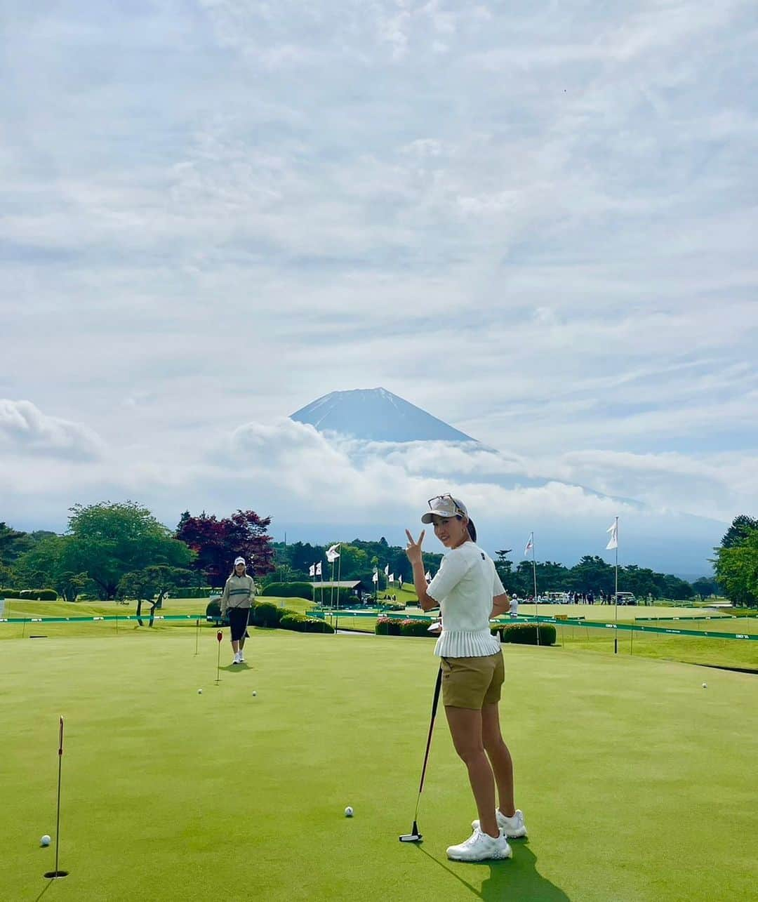 上田桃子さんのインスタグラム写真 - (上田桃子Instagram)「リシャールミル・ヨネックスレディースゴルフトーナメント⛳️  22Tでした！  休みの週にやってきた事が出来た事が沢山ありました！ ただまだ対応しきれないところもあって、 そこは慣れと修正を繰り返していければな⚡️といった感じです☺︎  大雨が降って大変な中なんとか競技成立出来てよかったですし、あんなに雨が降ったのにバンカー含めグリーンも状態がよく素晴らしいコンディションでした！  ご尽力くださった関係者の皆様ありがとうございました‼️  課題としっかり向き合ってもう一歩前に進むぞ❤️‍🔥‼️  #我慢我慢我慢 #の連続です  #絶景でした」6月4日 20時02分 - momoko3030