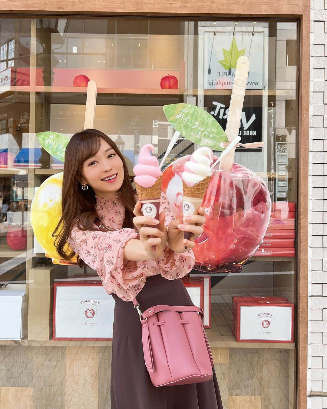 みき みーやんさんのインスタグラム写真 - (みき みーやんInstagram)「甘酸っぱいりんごのソフトクリーム🍎🍦 大好きな @a_la_ringo さん♡ . 神戸本店限定商品の あら、りんご。ソフトクリーム🍦 . 青森県産りんごと北海道産生乳でつくられた 濃厚なソフトクリーム❤ . りんごはアップルパイに入ってるりんごのような 甘酸っぱい味でなかなかこういうソフトクリームないから 新鮮で美味しいー😍❤ . コーン部分もザクザク香ばしくて最高😏 . . 店内イートイン、お持ち帰りどちらでも大丈夫だよ❤ . あら、りんご。ソフトクリーム あら、りんご。ミックスソフトクリーム 500円（税込） . #りんご#りんご専門店#ソフトクリーム#りんご飴#神戸カフェ #グルメ女子#スイーツ女子#食べる動画#あらりんご#alaringo#pr#あらりんご#手土産スイーツ#青森りんご#青森 #神戸スイーツ#大阪スイーツ#神戸 #三宮 #神戸カフェ #カフェ巡り#apple#神戸デート#神戸散策#北野異人館#神戸旅行#神戸観光」6月4日 20時04分 - mi_yan0101