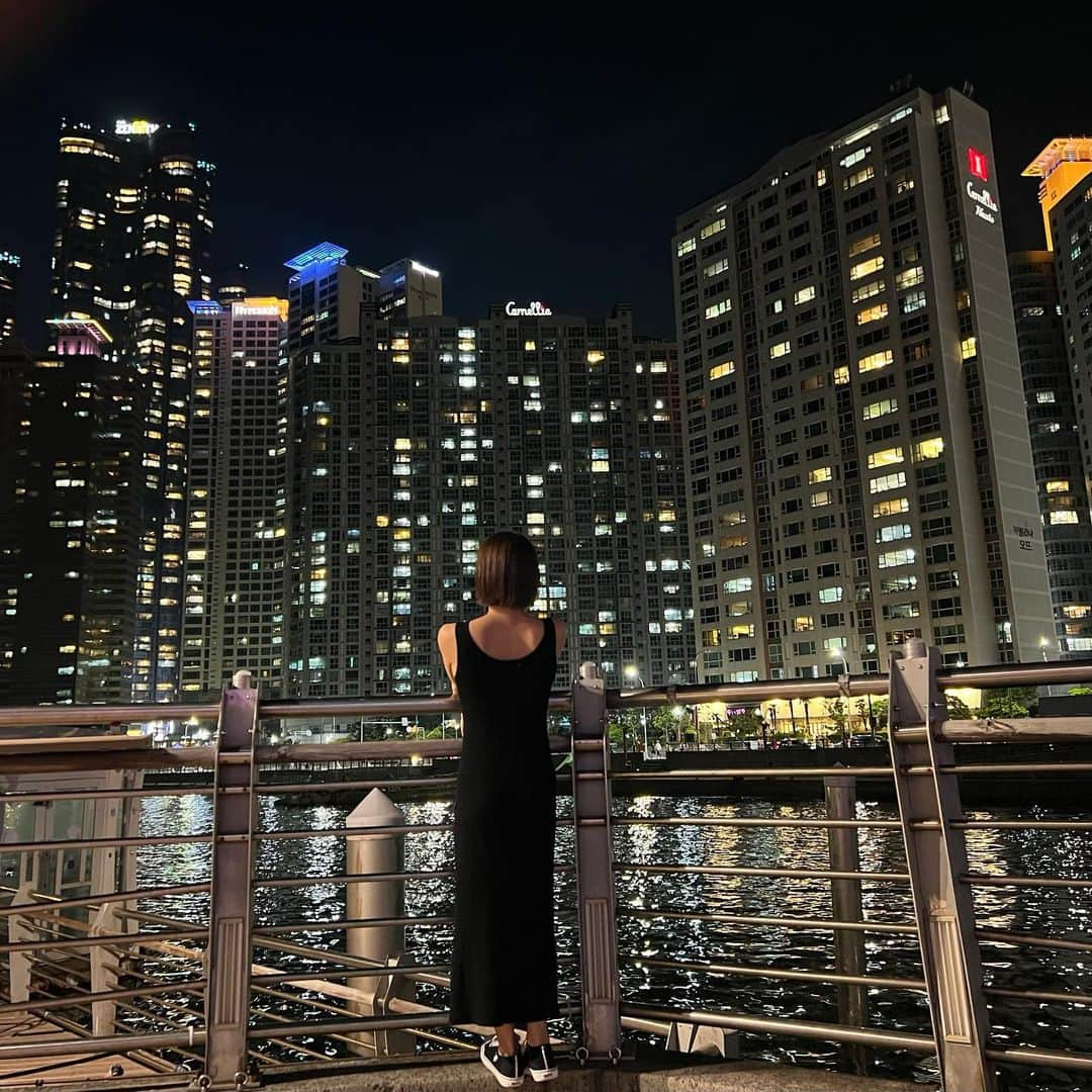 近藤美月のインスタグラム：「韓国旅行🇰🇷🩶 in 釜山 海雲台 🌃✨ ⁡ お久しぶりの海外旅行で リフレッシュしてます✈️♡ ⁡ 今回は、釜山の中でもリゾート地である「海雲台」に💗 ⁡ 思っていた何倍もキレイな夜景に 心癒されまくり🥹✨ ⁡ この夜景は、 The bay 101 ってレストランから見れます🍽️🛳️ @thebay101_official  ⁡ ソファのテラス席が特に最高🙏💖 混んでるから競争率は高め🥂 ⁡ ⁡（ちなみに、着てるのはGUのワンピなんだ🫣高見えする❤︎❤︎） ⁡ ⁡ ⁡ ⁡ ⁡ ⁡ #韓国 #釜山旅行 #海雲台 #thebay101 #thebay101夜景 #海雲台カフェ #海雲台ディナー #釜山カフェ #釜山夜景 #釜山おすすめスポット #해운대 #해운대카페　#海雲台ビーチ #海雲台グルメ #guワンピース #リブニットワンピース」