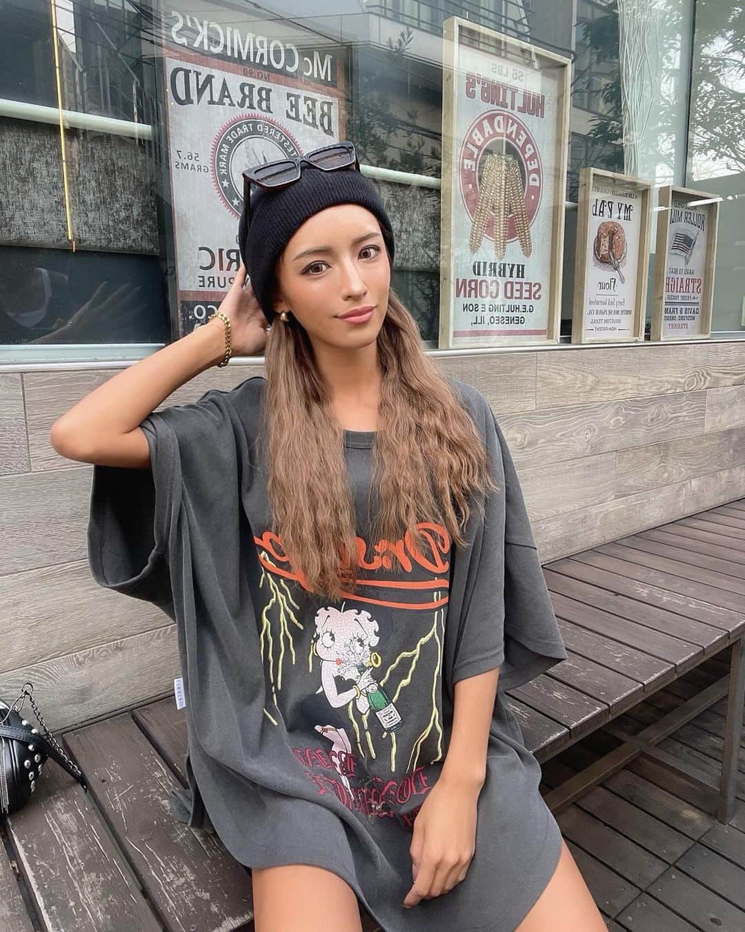 MIWAのインスタグラム：「Betty💋chan... ㅤㅤㅤㅤㅤㅤㅤㅤㅤㅤㅤㅤㅤ かんわいTee!! 一目惚れして先輩と お揃いで買ったの💜" 男女問わず好評だった✌🏽 ㅤㅤㅤㅤㅤㅤㅤㅤㅤㅤㅤㅤㅤ ㅤㅤㅤㅤㅤㅤㅤㅤㅤㅤㅤㅤㅤニット帽コーデ続いた🫨笑 ㅤㅤㅤㅤㅤㅤㅤㅤㅤㅤㅤㅤㅤ ㅤㅤㅤㅤㅤㅤㅤㅤㅤㅤㅤㅤㅤ  #ニット帽コーデ#ニット帽  #カジュアルコーデ#ootd #スニーカーコーデ#nike #スニーカー女子#エアジョーダン1」
