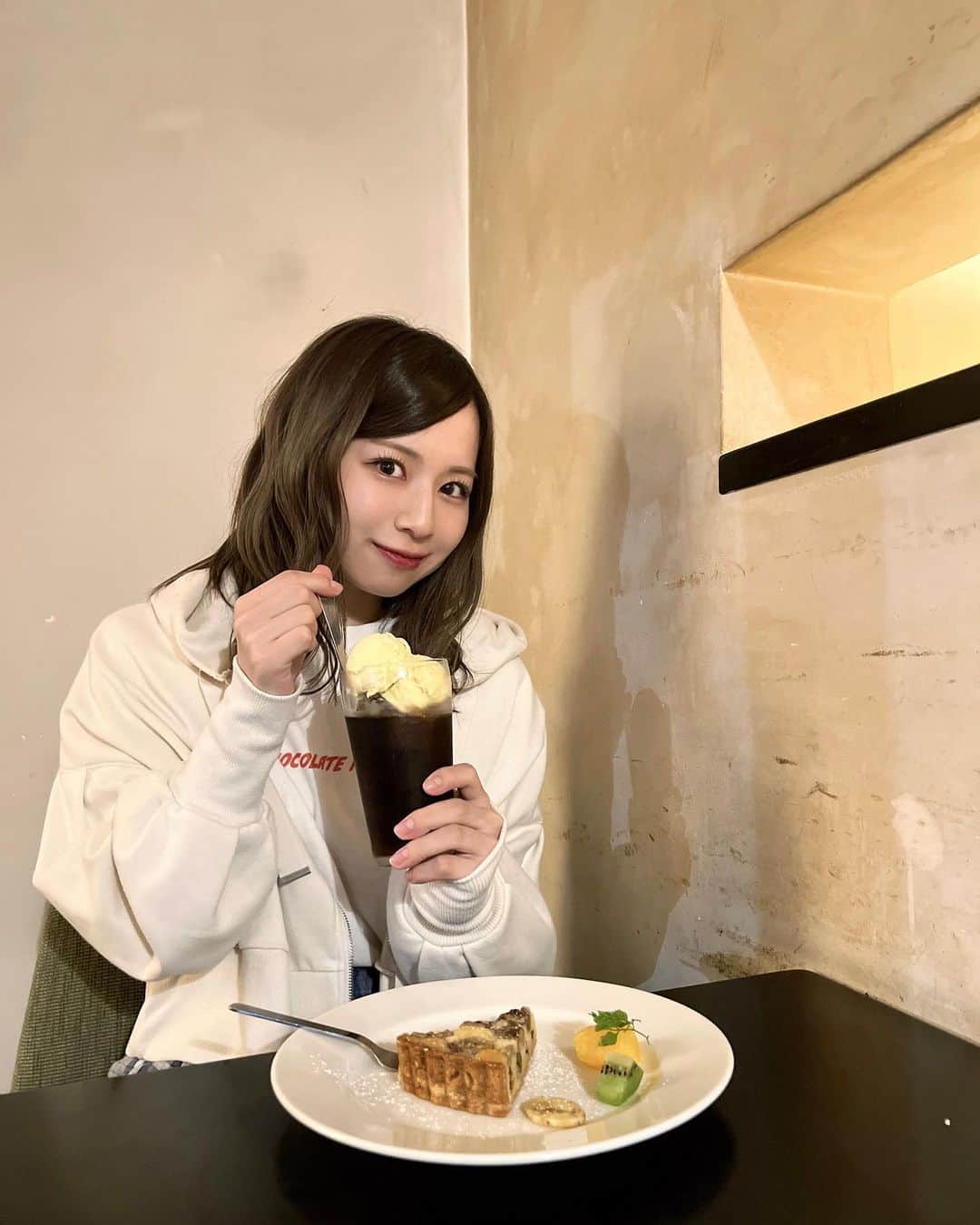 青木詩織のインスタグラム：「夜カフェ🐐 コーヒーフロートにアイスが2個もついてて テンションあがりました🫢🤍🤍」