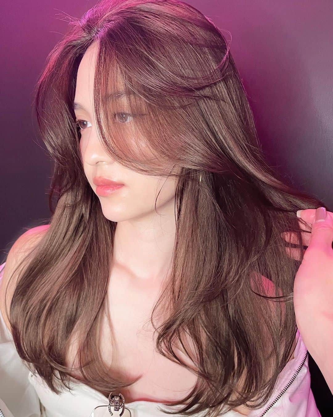 原涼香のインスタグラム：「大人気𝙗𝙚𝙞𝙜𝙚🤍これからの季節やりたいブリーチなし明るめカラー🎀 ㅤㅤㅤㅤㅤㅤㅤㅤㅤㅤㅤㅤㅤ カラーのみで明るめを続けると 透明感がすごくでます✨ 一回で明るめ希望の方はWケアカラーがオススメです🫶🏻 ㅤㅤㅤㅤㅤㅤㅤㅤㅤㅤㅤㅤㅤ menu... ●カット ●プレミアムケアカラー(or Wケアカラー) ●バイカルテトリートメント ㅤㅤㅤㅤㅤㅤㅤㅤㅤㅤㅤㅤㅤ 是非お任せください🤍 ㅤㅤㅤㅤㅤㅤㅤㅤㅤㅤㅤㅤㅤㅤㅤㅤㅤㅤㅤㅤㅤㅤㅤㅤㅤㅤ ㅤㅤㅤㅤㅤㅤㅤㅤㅤㅤㅤㅤㅤ ㅤㅤㅤㅤㅤㅤㅤㅤㅤㅤㅤㅤㅤ  #SHIMA#韓国ヘア#韓国スタイル#レイヤーカット#ワンホンヘア#ワンホン#ダークトーン#網紅#初カラー#暗髪#ベージュカラー#ラベンダーカラー#グレージュ#オリーブカラー#透明感カラー#銀座美容院#銀座美容室#美容師#시스루뱅#레이어드컷#koreanhair」