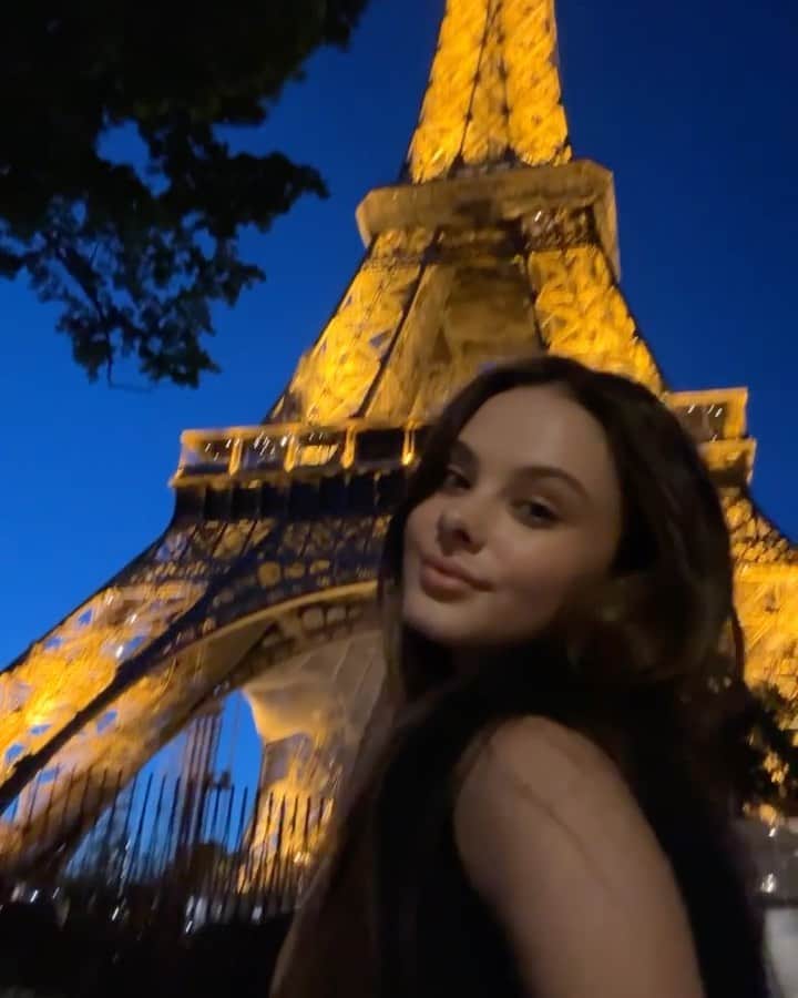メイカ・ウーラードのインスタグラム：「On se voit à Paris?」
