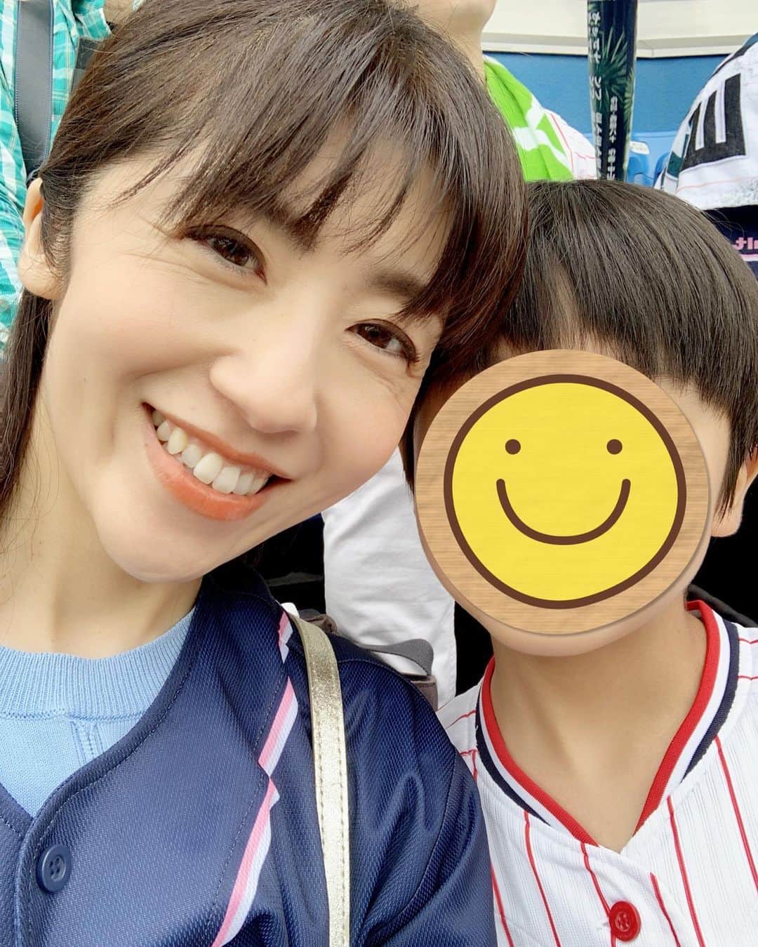 新保友映のインスタグラム：「レディースデーの今日はユニもらえて、傘もとーっても綺麗で、私の前の人が長岡選手のさつまいもチップスのヘルメットに長岡選手のサイン入っていておめでとう🎊で、つば九郎はこんなに綺麗にクラッチと自分の間に空中くるりんぱして🤣、とても楽しい神宮でした⚾️  #神宮球場 #交流戦 #ヤクルト #スワローズ #ヤクルトスワローズ #東京ヤクルトスワローズ #swallows #楽天 #楽天イーグルス #東北楽天ゴールデンイーグルス #神宮 #神宮球場 #野球 #baseball #야구」