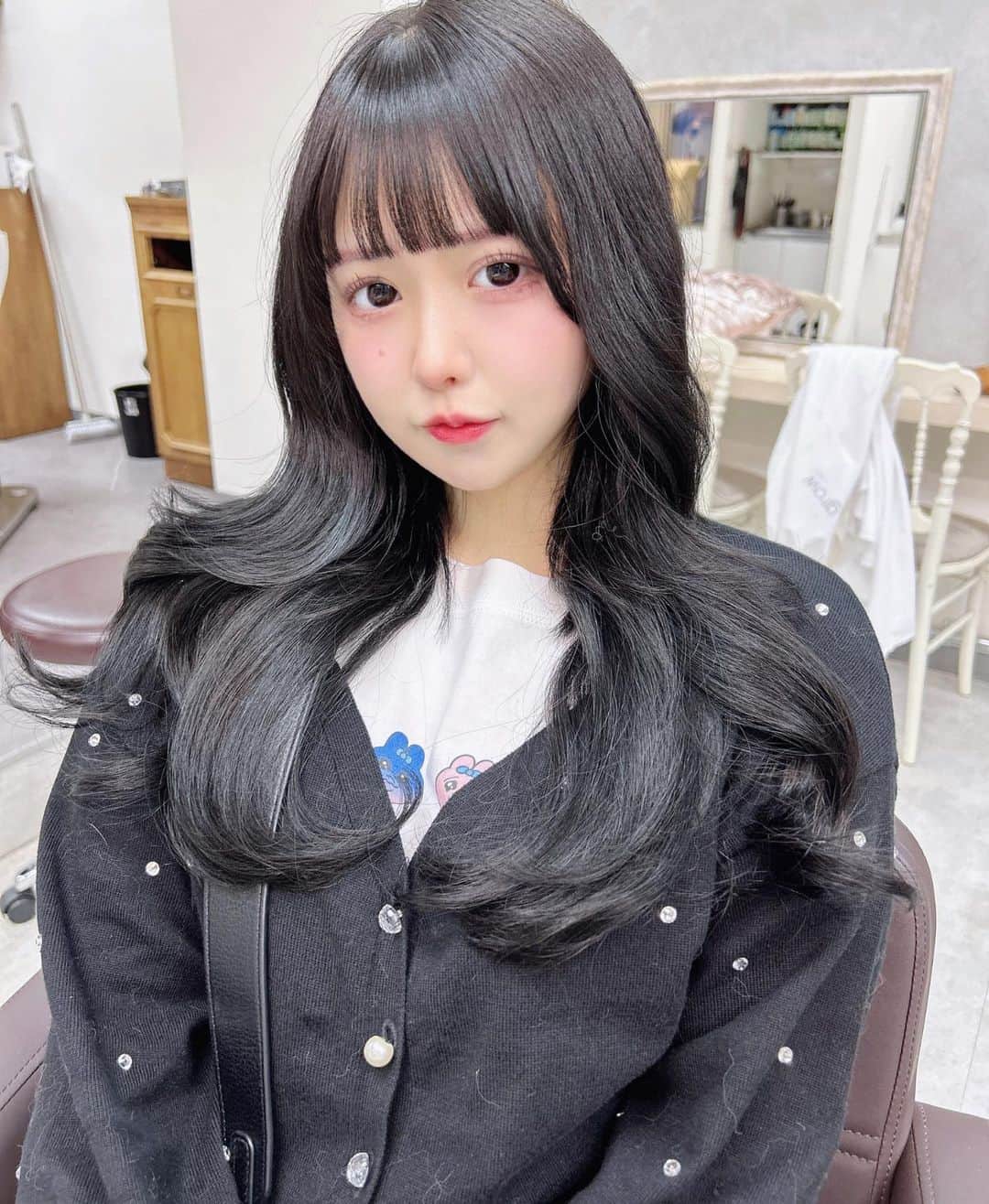 兎凪さやかのインスタグラム：「イベント前に髪の毛綺麗にしてもらった！❤︎ さらさらさいこ〜  #黒髪  #黒髪ロング」