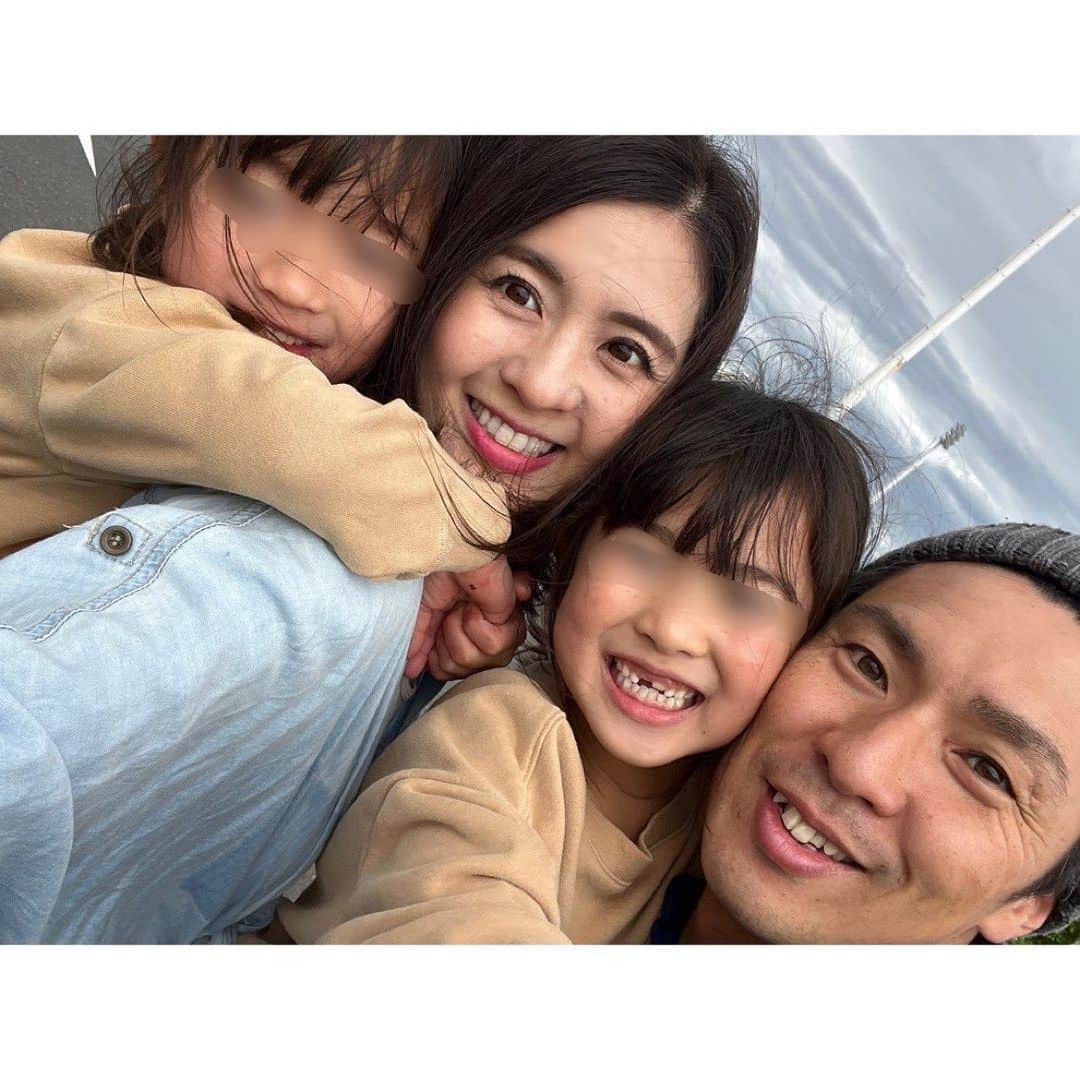 望月みささんのインスタグラム写真 - (望月みさInstagram)「年明けからいよいよ忙しくなったオットちゃんは土日も丸一日休みが取れず、卒園式などすら終わったらゆっくりする間もなく仕事へ行ったり…。  この日はやっと取れたお休み。 もう、ゆっくりしたいよね‼️ と海へ。🌊 この日はまだ少し寒かったけど、お砂場遊びして、今年は諦めていたいちご狩りが近くにあるのを見つけて、問い合わせてみたら大丈夫ですよ🙆‍♀️ っと言う事でほぼ貸切状態でのんびりいちご狩り🍓 リフレッシュDAYでした。  #時差スタグラム#家族の思い出#大好きな海#癒しの時間#家族DAY#いちご狩り#🍓」6月4日 20時22分 - mochizuki.misa