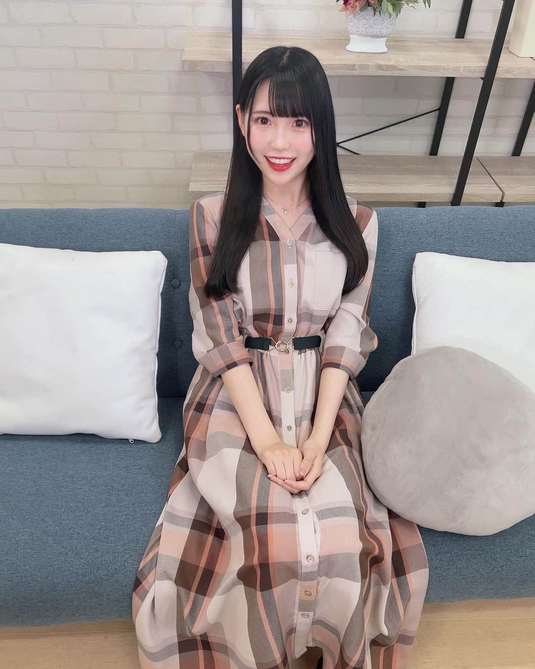 尾上美月のインスタグラム：「いつかの撮影オフショット🩷📹  今週も1週間早かったなぁ〜😳 明日からまた1週間頑張りましょう♡✊  𓐄 𓐄 𓐄 𓐄 𓐄 𓐄 𓐄 𓐄 𓐄 𓐄 𓐄 𓐄 𓐄 𓐄 𓐄 𓐄 𓐄 𓐄 𓐄 ワンピースは @redyazel デス👗  #ootd #ootdfashion #fyp #fashion #code #2023ss #骨格ストレート #骨格診断 #春コーデ #コーデ #ワンピースコーデ #ワンピース #黒髪ロング #ファッション #160cmコーデ #高身長コーデ #高見えコーデ #大人かわいい #プチプラ #おすすめ #redyazel #レディアゼル」