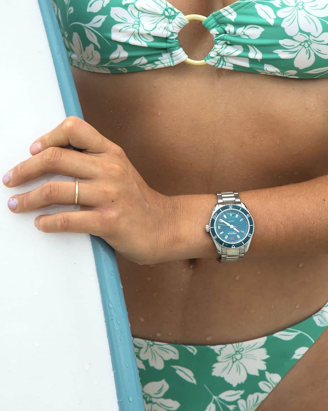 アルピナのインスタグラム：「Capture the essence of happiness through your passions with the Alpiner Comtesse Rainbow as a companion.  #AlpinerCollection #SwissWatch #SportWatch #LadiesWatch @aelanvaast」