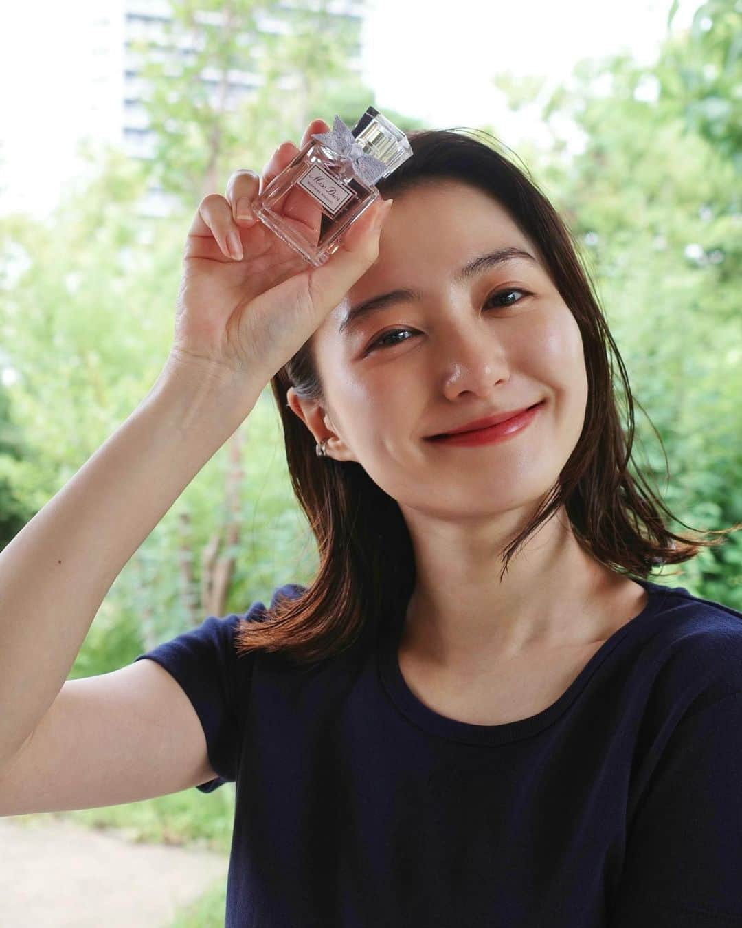 高田里穂のインスタグラム：「MISS DIOR BLOOMING BOUQUET💐  ミスディオールから新たなボディケアコレクションが 数量限定で発売されました。  バスタイムには「シマリングローズ　ボディジェル」「シャワーミルクスクラブ」「シャワーオイル」「ミス ディオール ソープ」で可憐なお花の香りに包まれながら、パールのように美しい肌へ🛁🪞  そして私はフレグランスでさらに香りの仕上げを。。♡  露出が増える夏に向けて 一緒に美意識上げていきましょっ☺️  @diorbeauty #ミスディオールブルーミングブーケ #giftedbydior  #pr」