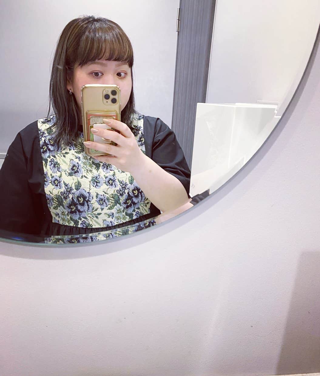 西田さおりのインスタグラム：「こんなに暗くしてもらったのは 何年ぶりってくらい髪色を 暗くしてもらいました！ ローライトも入れてもらいました！ . . #自分でもカツラだと疑う #ローライト #ローライトてなんだよ」