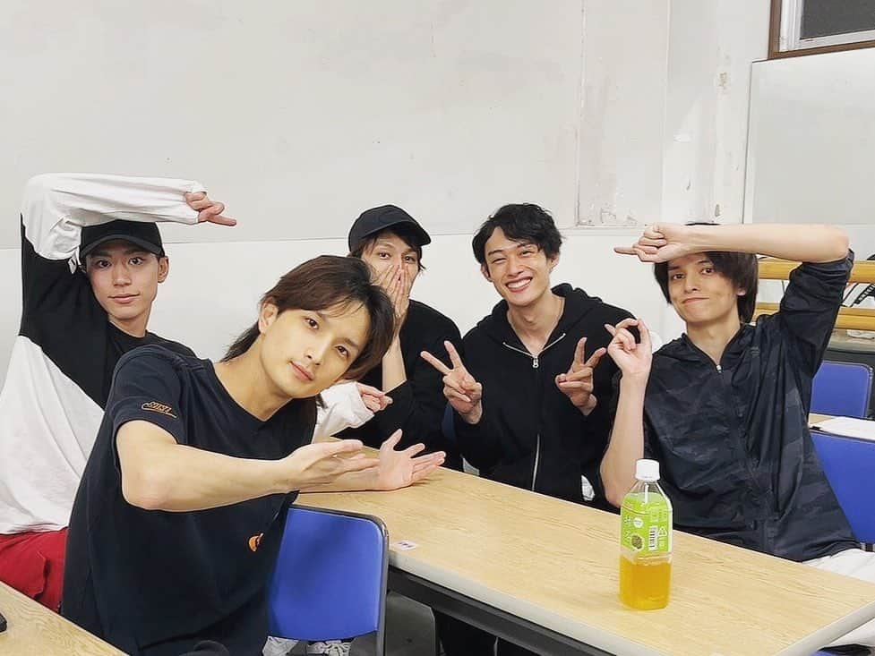 井上雄太のインスタグラム：「スケステ本日も稽古でした！ 芝居ダンスに今回もどんどん素敵な舞台になっていっています そして本日6月4日は私の演じる 灰月文彦の誕生日でした！ SolidSメンバーと共に」