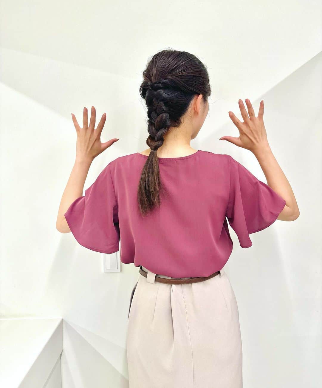 内田有香さんのインスタグラム写真 - (内田有香Instagram)「1週間お疲れ様です☺️  先週は夕方のニュースを3日間担当させていただきました🎤  ニュースの衣装と髪型です。  ずっと髪型はロングなのですが 自分ではなかなか出来なくて💧  すっきりとまとめてもらいました❣️  #アナウンサー #アナウンサー衣装」6月4日 20時24分 - yuuka_uchida_