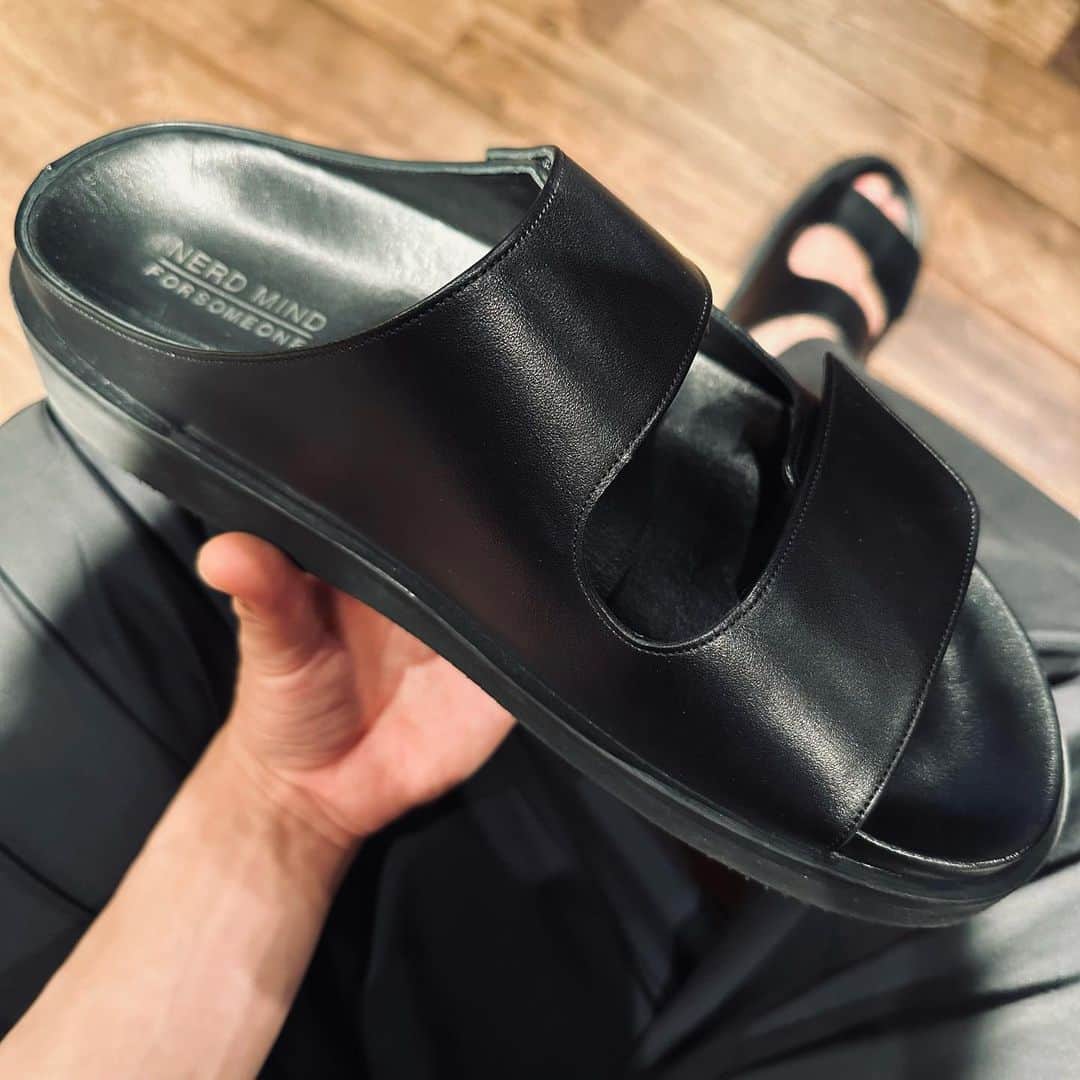 川村壱馬のインスタグラム：「NERD MIND × FORSOMEONE F:SILDE  🎁🙏❤︎  @nerdmind_official  @forsomeone_official  @satoshiogawa92  #NERDMIND #FORSOMEONE #FORSOMEONEBYONE #Sandals #Leather」