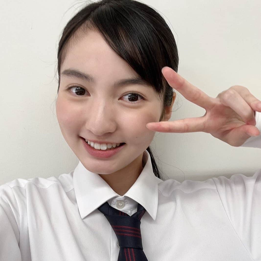 のインスタグラム：「＊ 学校での撮影📸高校生バージョン🏫 二度目の現場なので前回よりリラックスして臨めました。 また公開されたらお知らせします👀 お世話になった先生方、スタッフの皆様 ありがとうございました！ ・ ・ ・ #撮影 #shooting #制服 #学校 #モデル #高校 #高校生 #jk #model #山本紗衣」