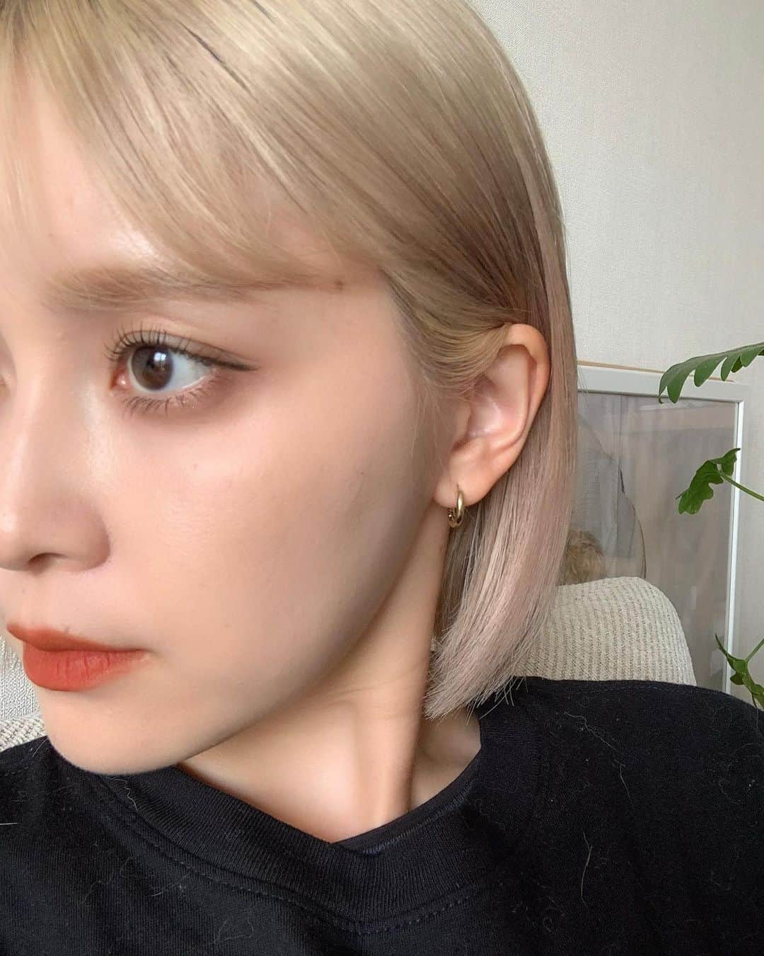 和田えりかのインスタグラム：「まつパのデザインがものすごくお気に入り🪿🤍 わかりやすい写真撮れたのでup🫶🏻  下まつげは初心に戻って数少なくしたよ♡ (下はまつエク)  @keeei.hui.eyelash さんいつも有難うございます(`･ω･´)🤍」