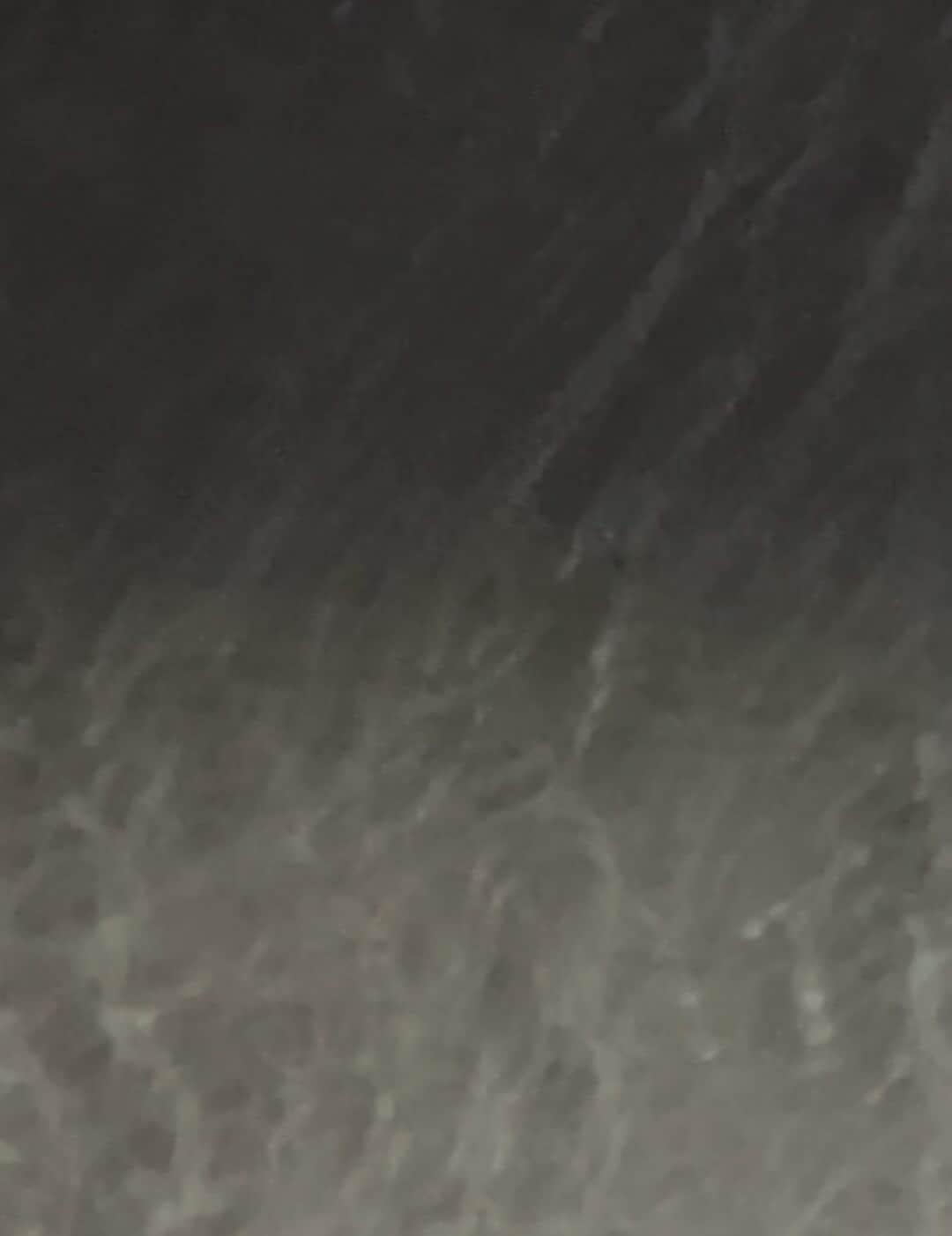 のインスタグラム：「雨の時の流れ落ちる雫たちの影が儚い」