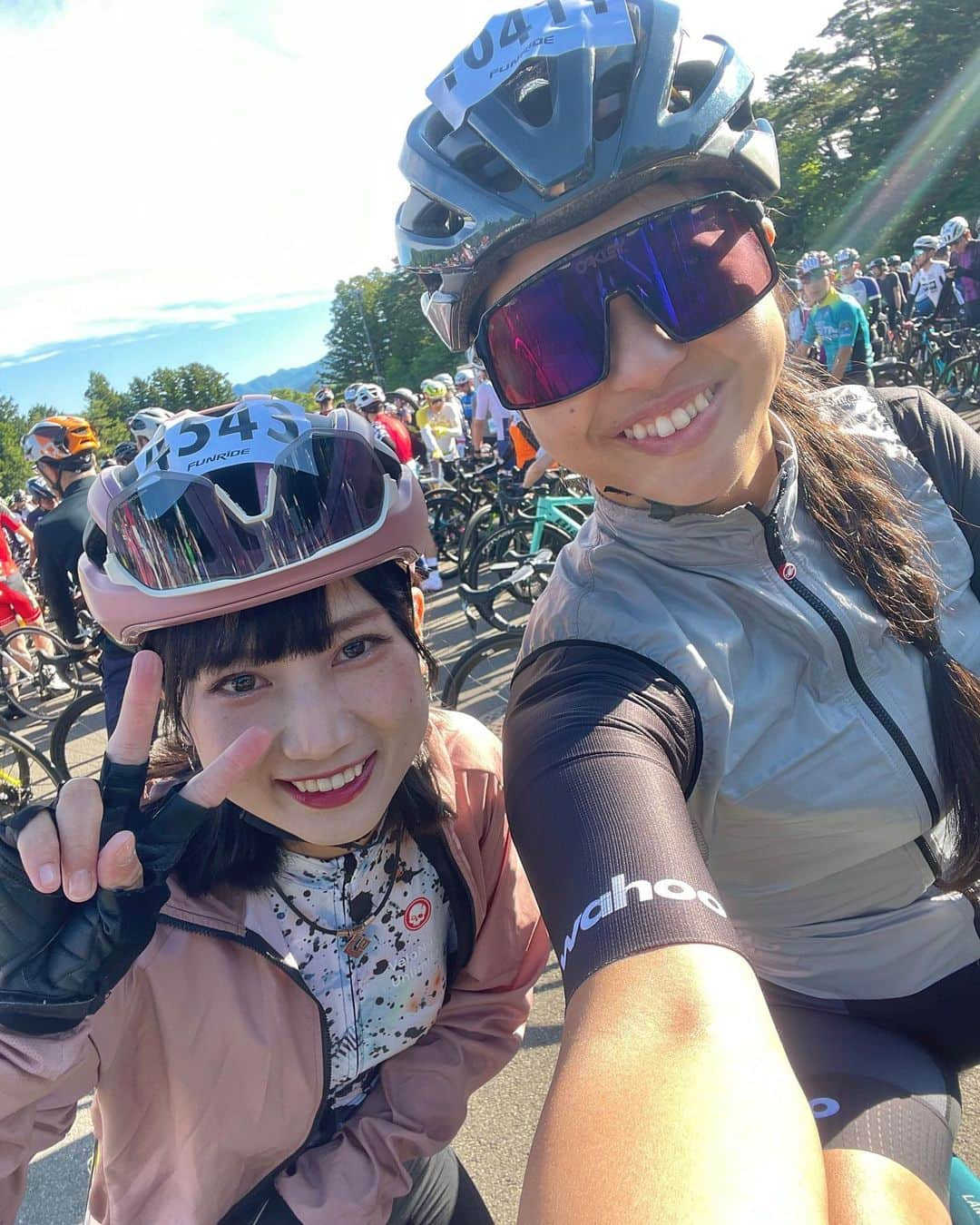 平良エレアさんのインスタグラム写真 - (平良エレアInstagram)「荒川平坦民初の富士ヒルチャレンジ🏔🚴‍♀️ 24km 1200up 🕢タイム1:34:49  初めてのヒルクライムレースは ブロンズトレインにしっかり乗って 本番のアドレナリン頼みで 目標を32分台で目指していたのだが そう甘くは無かった😂💔  いやね、計測地点が1km？500m？ 手前にあるとは知らず🤪 え？ここから計測なのー！？ って早々に焦ったけどアドレナリン全開で 試走よりも全然キツく感じなかった✌️笑  アドレナリンのおかげで かなり精神的にも余裕はあったけど トレイン頼み作戦は撃沈😂  1人旅で淡々と刻むも15km以降から 斜度ゆるい区間で甘えが出始めて 踏むの加減しだして自分との勝負に負ける🤪  その結果32分台には届かずー💔 でも荒川平坦に出没する荒川峠で鍛えれば 登りも人並みに走れる事は確定😂💡  これからも荒川峠で鍛えるぞ✨笑  ただ振り返れば！！ 24km1200upがあっという間で 天気も良くて最高のライド日和でとにかく楽しかった💙  開催怪しかったけどスバルラインの整備含めて かなり大変だったはずなのに開催に向けて動いてくれた 運営の方々には感謝しかない😭💕  また来年も出ます✌️  #富士ヒルクライム #富士ヒルクライム2023 #ヒルクライム #ロードバイク #ロードバイク女子  #hillclimb #hillclimbracing #roadbike #cycling #자전거 #로드 #cyclistlife #cyclinglife #cyclist #cyclinglifestyle #instacycle #instacycling  #LivCOMMITTED #わたしとLiv #LivJP」6月4日 20時27分 - erea0301