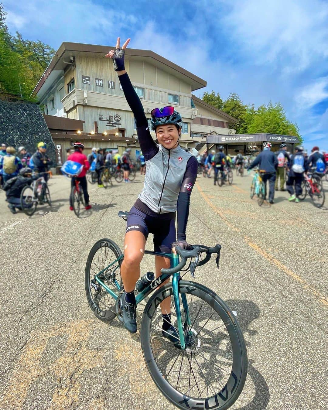 平良エレアさんのインスタグラム写真 - (平良エレアInstagram)「荒川平坦民初の富士ヒルチャレンジ🏔🚴‍♀️ 24km 1200up 🕢タイム1:34:49  初めてのヒルクライムレースは ブロンズトレインにしっかり乗って 本番のアドレナリン頼みで 目標を32分台で目指していたのだが そう甘くは無かった😂💔  いやね、計測地点が1km？500m？ 手前にあるとは知らず🤪 え？ここから計測なのー！？ って早々に焦ったけどアドレナリン全開で 試走よりも全然キツく感じなかった✌️笑  アドレナリンのおかげで かなり精神的にも余裕はあったけど トレイン頼み作戦は撃沈😂  1人旅で淡々と刻むも15km以降から 斜度ゆるい区間で甘えが出始めて 踏むの加減しだして自分との勝負に負ける🤪  その結果32分台には届かずー💔 でも荒川平坦に出没する荒川峠で鍛えれば 登りも人並みに走れる事は確定😂💡  これからも荒川峠で鍛えるぞ✨笑  ただ振り返れば！！ 24km1200upがあっという間で 天気も良くて最高のライド日和でとにかく楽しかった💙  開催怪しかったけどスバルラインの整備含めて かなり大変だったはずなのに開催に向けて動いてくれた 運営の方々には感謝しかない😭💕  また来年も出ます✌️  #富士ヒルクライム #富士ヒルクライム2023 #ヒルクライム #ロードバイク #ロードバイク女子  #hillclimb #hillclimbracing #roadbike #cycling #자전거 #로드 #cyclistlife #cyclinglife #cyclist #cyclinglifestyle #instacycle #instacycling  #LivCOMMITTED #わたしとLiv #LivJP」6月4日 20時27分 - erea0301