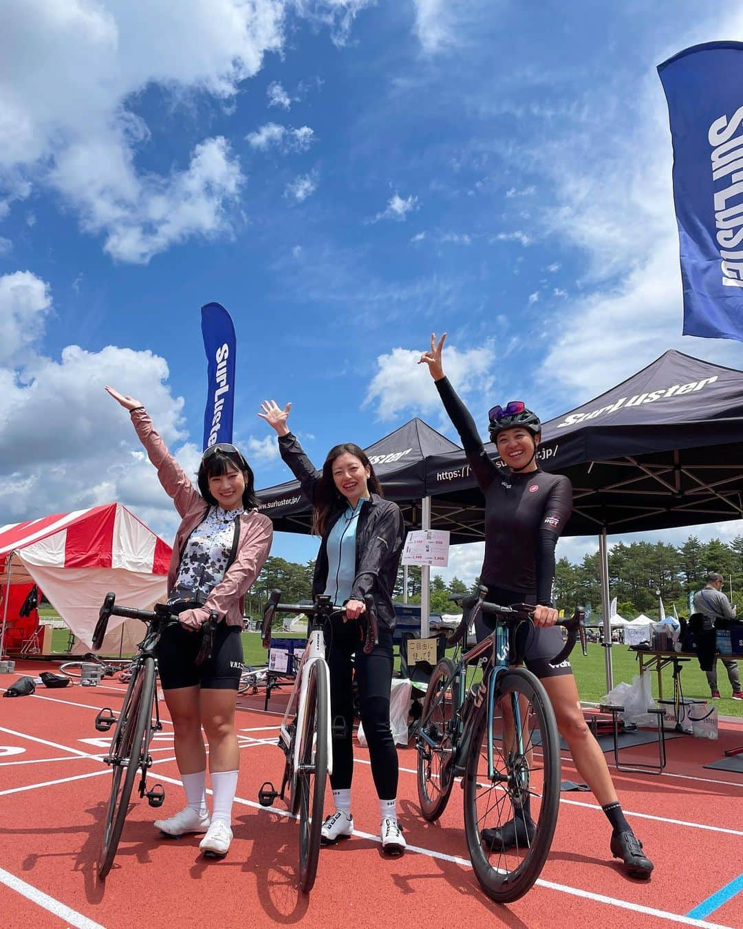 平良エレアさんのインスタグラム写真 - (平良エレアInstagram)「荒川平坦民初の富士ヒルチャレンジ🏔🚴‍♀️ 24km 1200up 🕢タイム1:34:49  初めてのヒルクライムレースは ブロンズトレインにしっかり乗って 本番のアドレナリン頼みで 目標を32分台で目指していたのだが そう甘くは無かった😂💔  いやね、計測地点が1km？500m？ 手前にあるとは知らず🤪 え？ここから計測なのー！？ って早々に焦ったけどアドレナリン全開で 試走よりも全然キツく感じなかった✌️笑  アドレナリンのおかげで かなり精神的にも余裕はあったけど トレイン頼み作戦は撃沈😂  1人旅で淡々と刻むも15km以降から 斜度ゆるい区間で甘えが出始めて 踏むの加減しだして自分との勝負に負ける🤪  その結果32分台には届かずー💔 でも荒川平坦に出没する荒川峠で鍛えれば 登りも人並みに走れる事は確定😂💡  これからも荒川峠で鍛えるぞ✨笑  ただ振り返れば！！ 24km1200upがあっという間で 天気も良くて最高のライド日和でとにかく楽しかった💙  開催怪しかったけどスバルラインの整備含めて かなり大変だったはずなのに開催に向けて動いてくれた 運営の方々には感謝しかない😭💕  また来年も出ます✌️  #富士ヒルクライム #富士ヒルクライム2023 #ヒルクライム #ロードバイク #ロードバイク女子  #hillclimb #hillclimbracing #roadbike #cycling #자전거 #로드 #cyclistlife #cyclinglife #cyclist #cyclinglifestyle #instacycle #instacycling  #LivCOMMITTED #わたしとLiv #LivJP」6月4日 20時27分 - erea0301