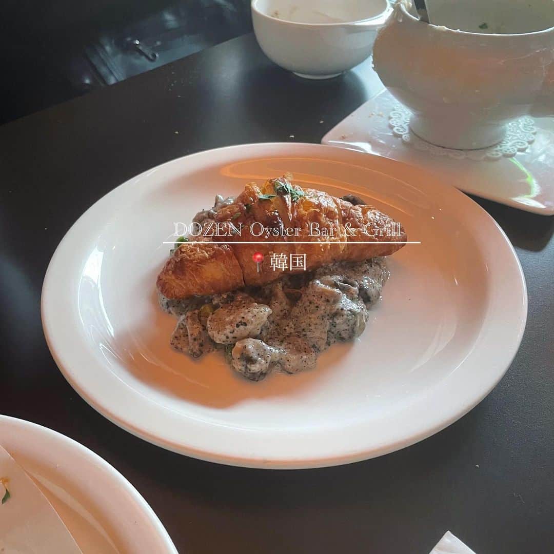 菊池遥香のインスタグラム：「. 📍DOZEN Oyster Bar & Grill/韓国（서울）  韓国でもoyster 愛を発揮🦪🫶 とっても素敵なoyster barを発見👀✨  日本にも出店してくれないかなって思うほどの美味しさとおしゃれさでした🕊️🤍  ☑生牡蠣 ☑焼き牡蠣 ☑牡蠣フライ ☑クラムチャウダー ☑Mushroom Cream Seaconch wiht Truffle  どのお料理も本当に美味しかったんだけど、、、 クロワッサン好きにはマシュルームとトリフのやつがたまらんかった🥹  韓国で韓国料理じゃないものを食べるのもたまには良き🫰💓  でも混んでたから予約した方が良さそうఽ✍  ✎︎＿＿＿＿＿＿＿＿＿＿＿＿  🏠 서울 성동구 서울숲4길 12-7 |  용산구 한남동  684-71 Seoul, Korea  🚶‍♀️ 서울숲駅から歩いて5分くらい  ✎︎＿＿＿＿＿＿＿＿＿＿＿＿  . #韓国 #韓国旅行 #韓国グルメ #韓国料理 #牡蠣 #oyster #oysterbar #서울숲 #서울 #서울카페 #서울맛집 #韓国情報 #韓国女子」