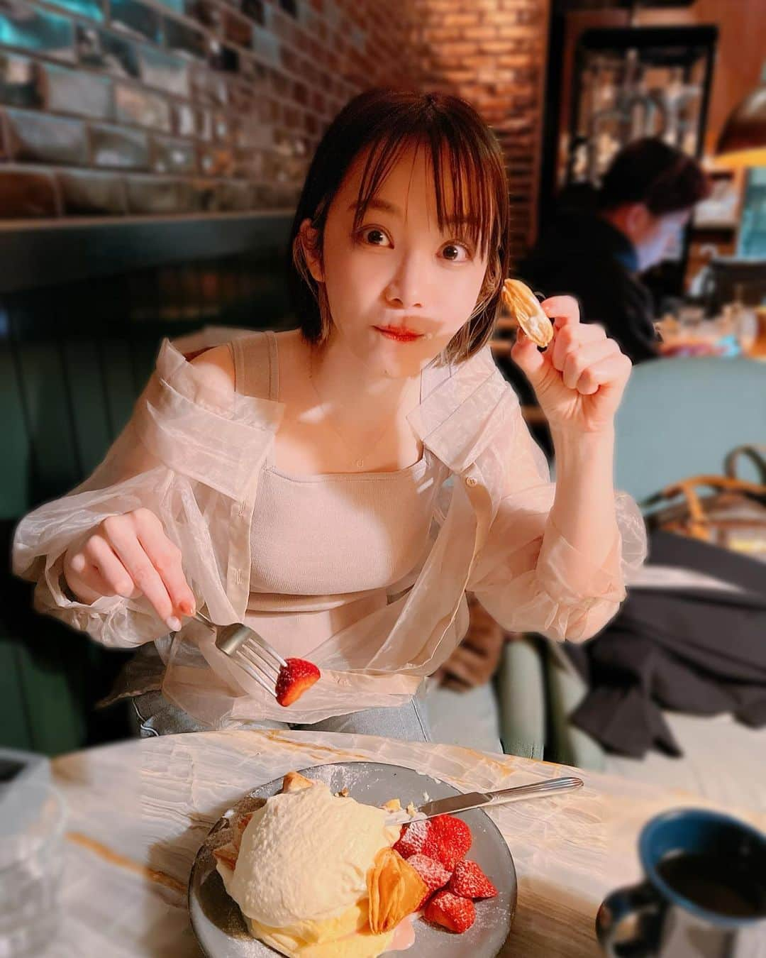 さくまみおさんのインスタグラム写真 - (さくまみおInstagram)「お肉&甘いもん女子会🍖🍰👍🏻✨  ちょっと前だけど、ちかりがオススメのお店に連れてってくれた🥰 美味しかった〜ありがとう!!!  お手洗いが見つからないと思ったらまさかの本棚が隠し扉になっててテンションぶち上がったよね🤩こんなの好きすぎる👍🏻✨  ちなみに美ボディ研究部とか言ってると「甘いものなんて食べるの？」とよく言われるけど、甘いものは大好きだし毎日食べてます😋🧁 私の場合我慢する方が変な太り方しちゃうから、その分動いたりマッサージしたり他の栄養素もいっぱい摂ってデトックスされる方向に持ってってます︎︎┏( .-. ┏ ) ┓ =͟͟͞͞  #去年に続いてドラえもんDVD #嬉しすぎるありがとう」6月4日 20時28分 - sakuma_mio