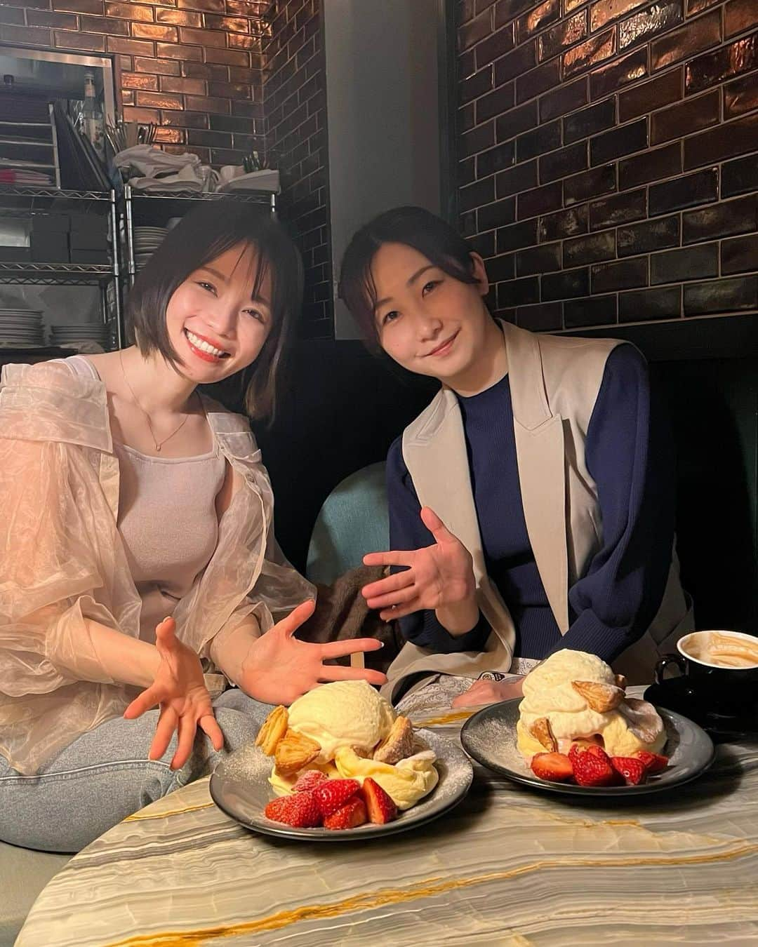 さくまみおさんのインスタグラム写真 - (さくまみおInstagram)「お肉&甘いもん女子会🍖🍰👍🏻✨  ちょっと前だけど、ちかりがオススメのお店に連れてってくれた🥰 美味しかった〜ありがとう!!!  お手洗いが見つからないと思ったらまさかの本棚が隠し扉になっててテンションぶち上がったよね🤩こんなの好きすぎる👍🏻✨  ちなみに美ボディ研究部とか言ってると「甘いものなんて食べるの？」とよく言われるけど、甘いものは大好きだし毎日食べてます😋🧁 私の場合我慢する方が変な太り方しちゃうから、その分動いたりマッサージしたり他の栄養素もいっぱい摂ってデトックスされる方向に持ってってます︎︎┏( .-. ┏ ) ┓ =͟͟͞͞  #去年に続いてドラえもんDVD #嬉しすぎるありがとう」6月4日 20時28分 - sakuma_mio