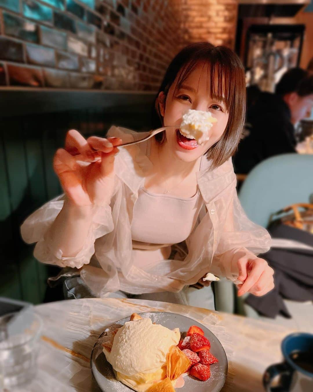 のインスタグラム：「お肉&甘いもん女子会🍖🍰👍🏻✨  ちょっと前だけど、ちかりがオススメのお店に連れてってくれた🥰 美味しかった〜ありがとう!!!  お手洗いが見つからないと思ったらまさかの本棚が隠し扉になっててテンションぶち上がったよね🤩こんなの好きすぎる👍🏻✨  ちなみに美ボディ研究部とか言ってると「甘いものなんて食べるの？」とよく言われるけど、甘いものは大好きだし毎日食べてます😋🧁 私の場合我慢する方が変な太り方しちゃうから、その分動いたりマッサージしたり他の栄養素もいっぱい摂ってデトックスされる方向に持ってってます︎︎┏( .-. ┏ ) ┓ =͟͟͞͞  #去年に続いてドラえもんDVD #嬉しすぎるありがとう」
