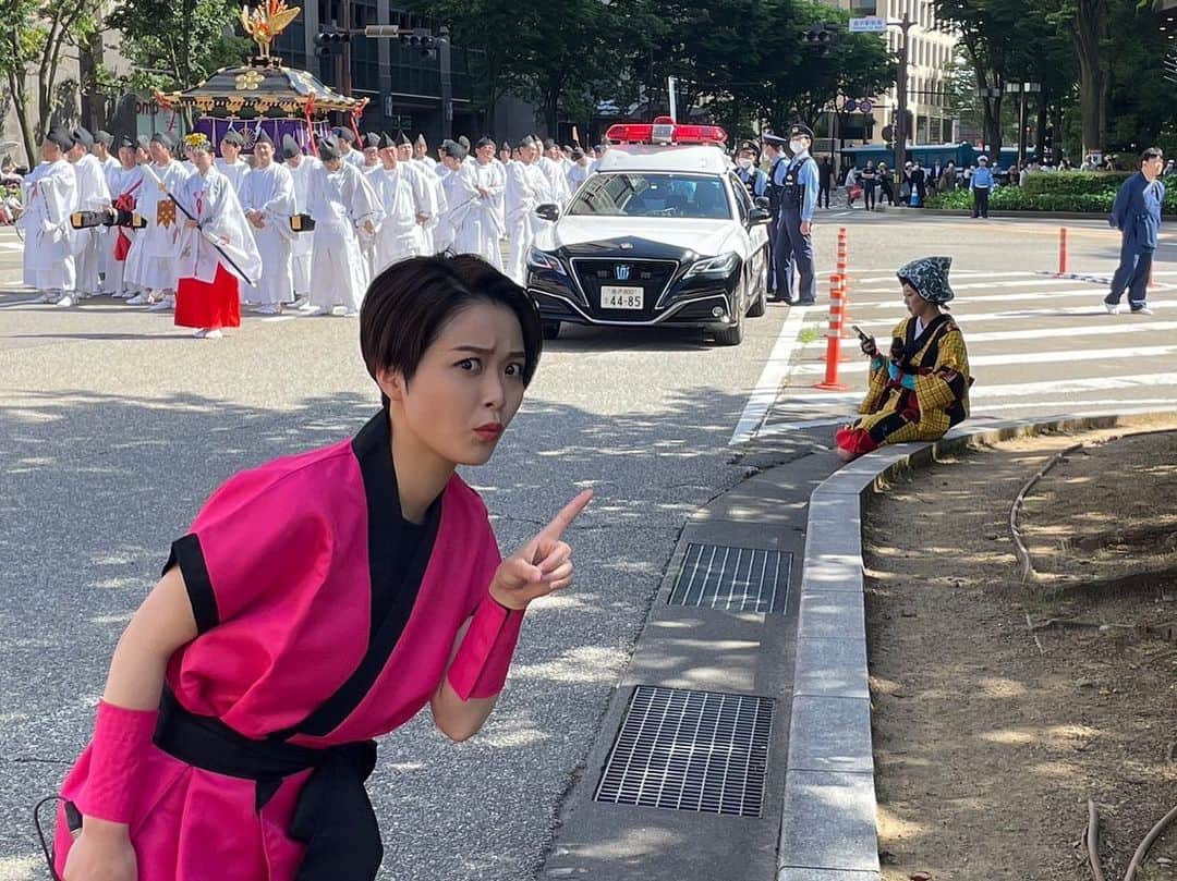 のインスタグラム：「わら！ゆうちゃんに見つかった❤️❤️ 暑すぎて 木陰探してすぐ座り込むわたしです笑！」